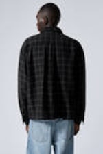 Schwarz kariert - Kastiges Oversized-Karohemd aus Leinenmischung - 2