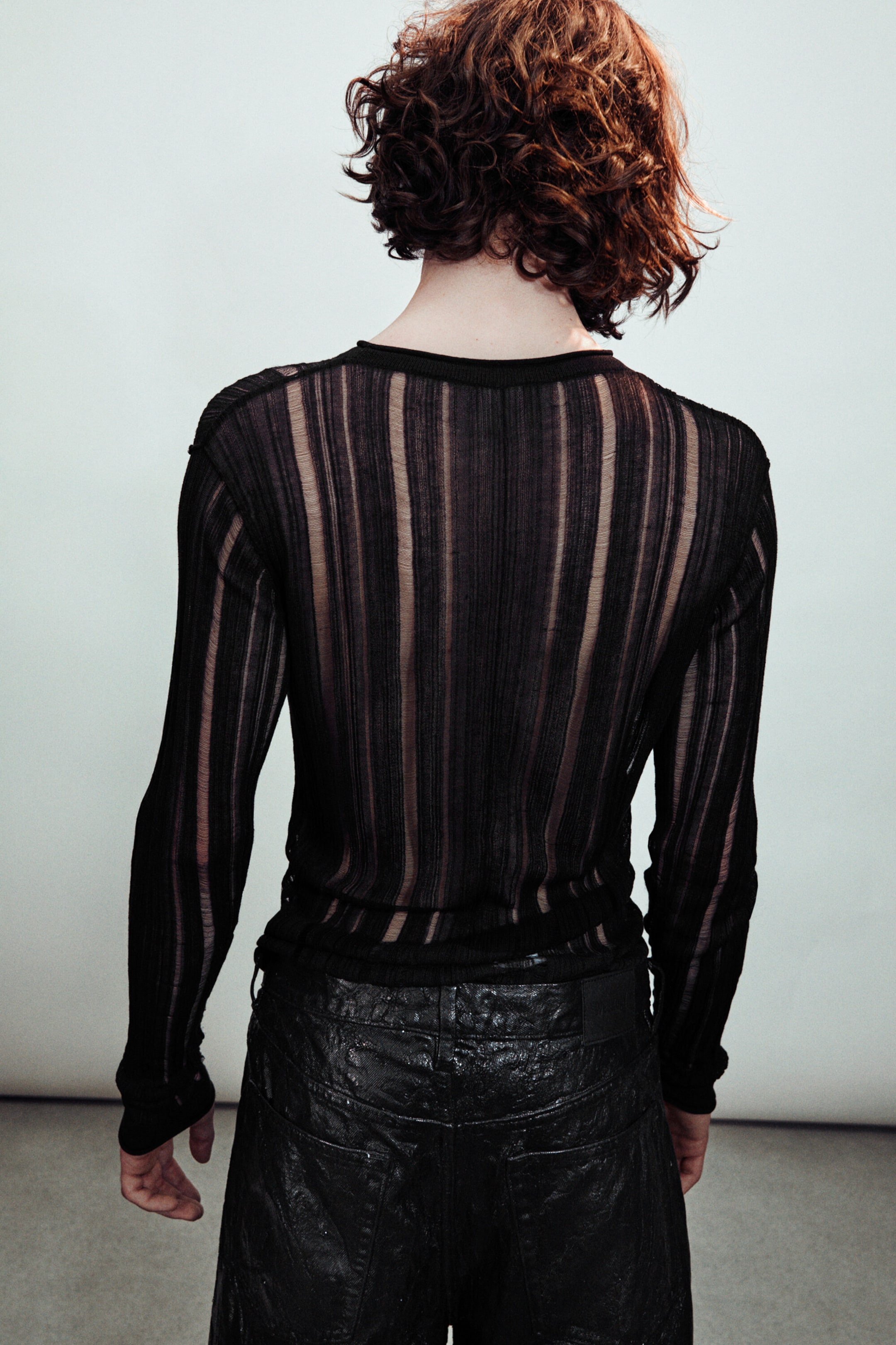 Schwarz - Figurbetontes Langarmshirt in Tear-Knit-Optik - 3