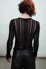 Schwarz - Figurbetontes Langarmshirt in Tear-Knit-Optik - 3