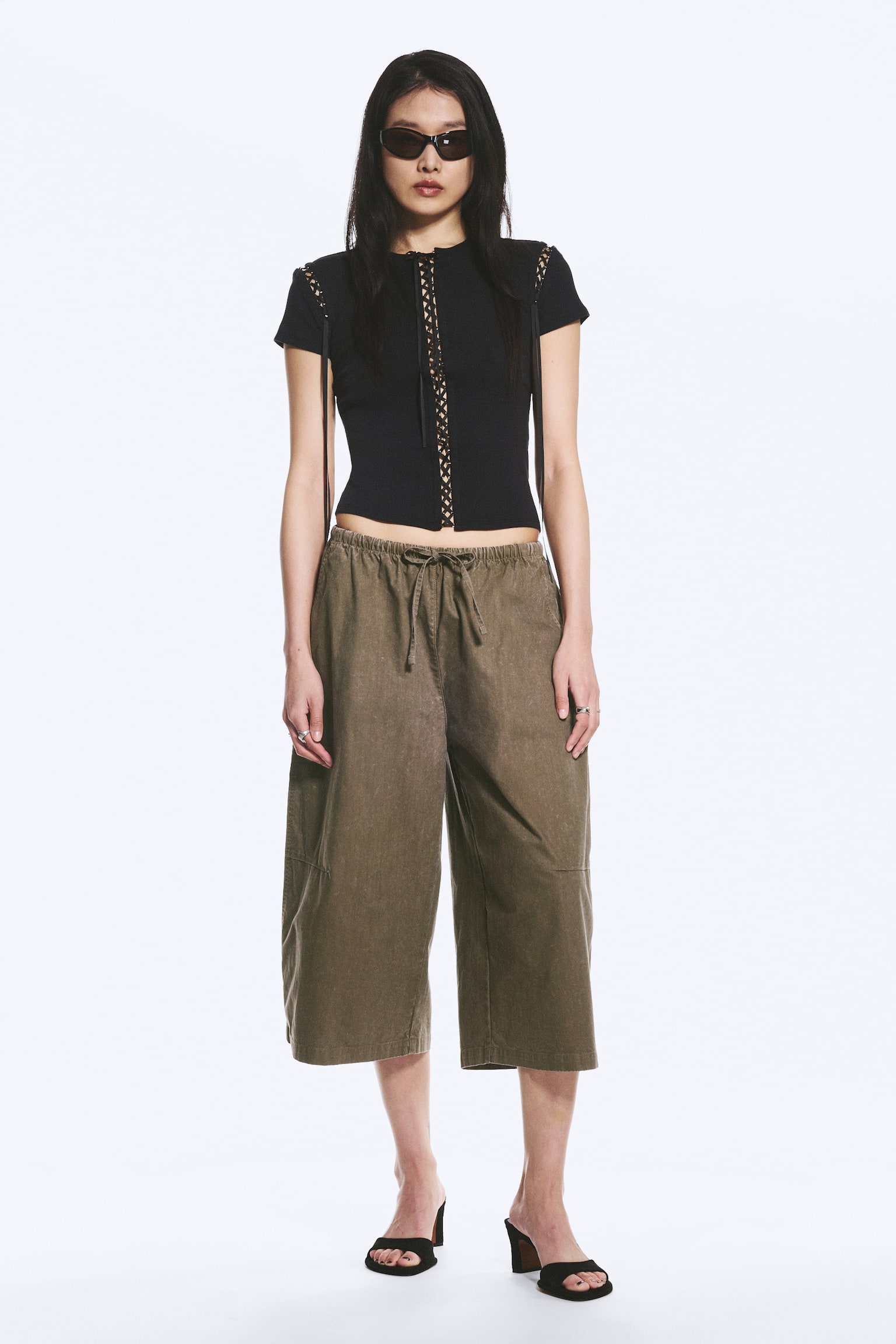 Lockere Cropped-Hose mit niedrigem Bund - Dunkles Graubraun/Dunkelgrau - 1