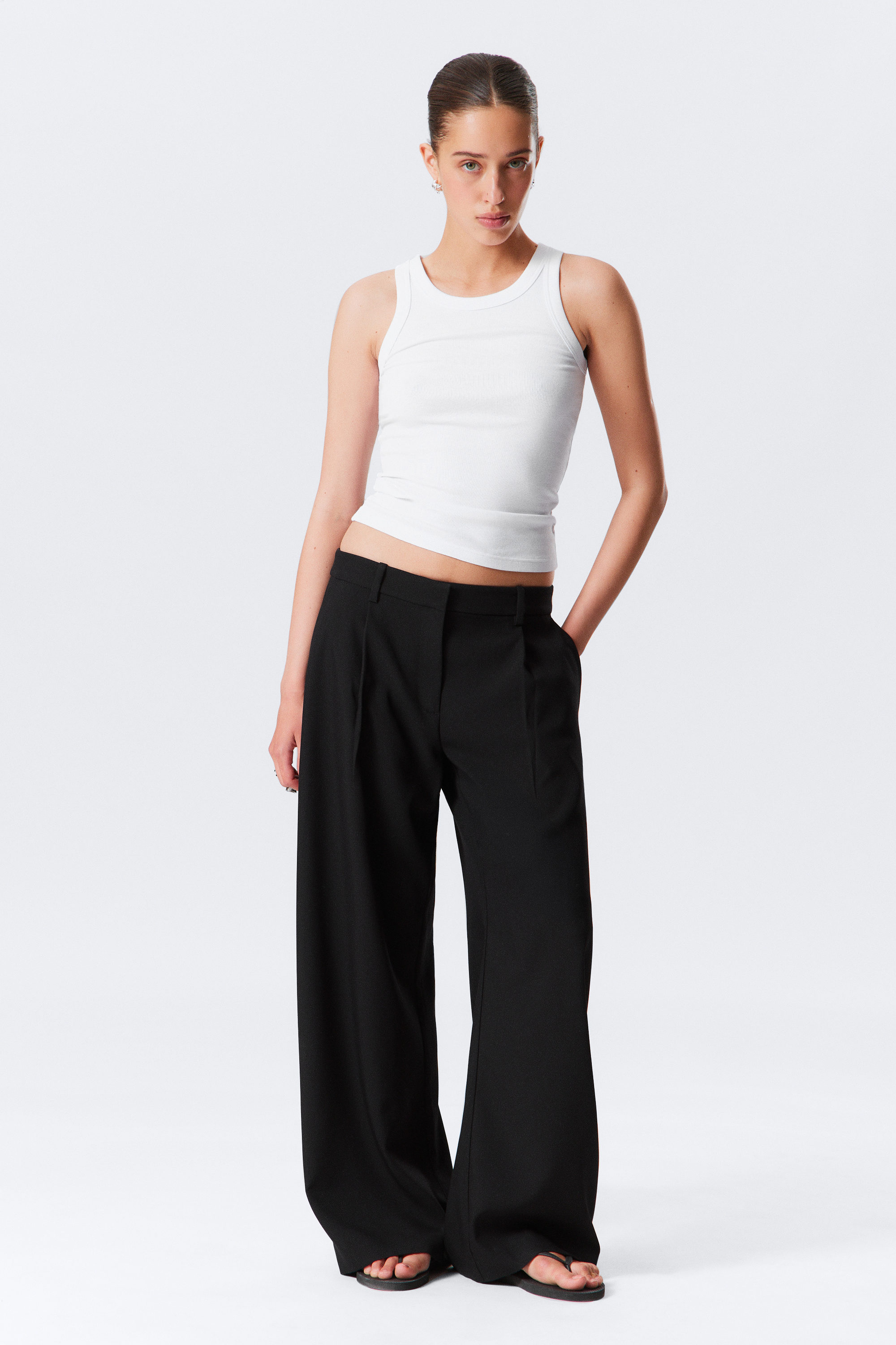 Schwarz - Weite Anzughose mit niedriger Taille - 2