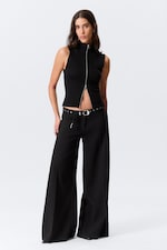 Schwarz - Ausgestellte Anzughose mit niedrigem Bund - 0