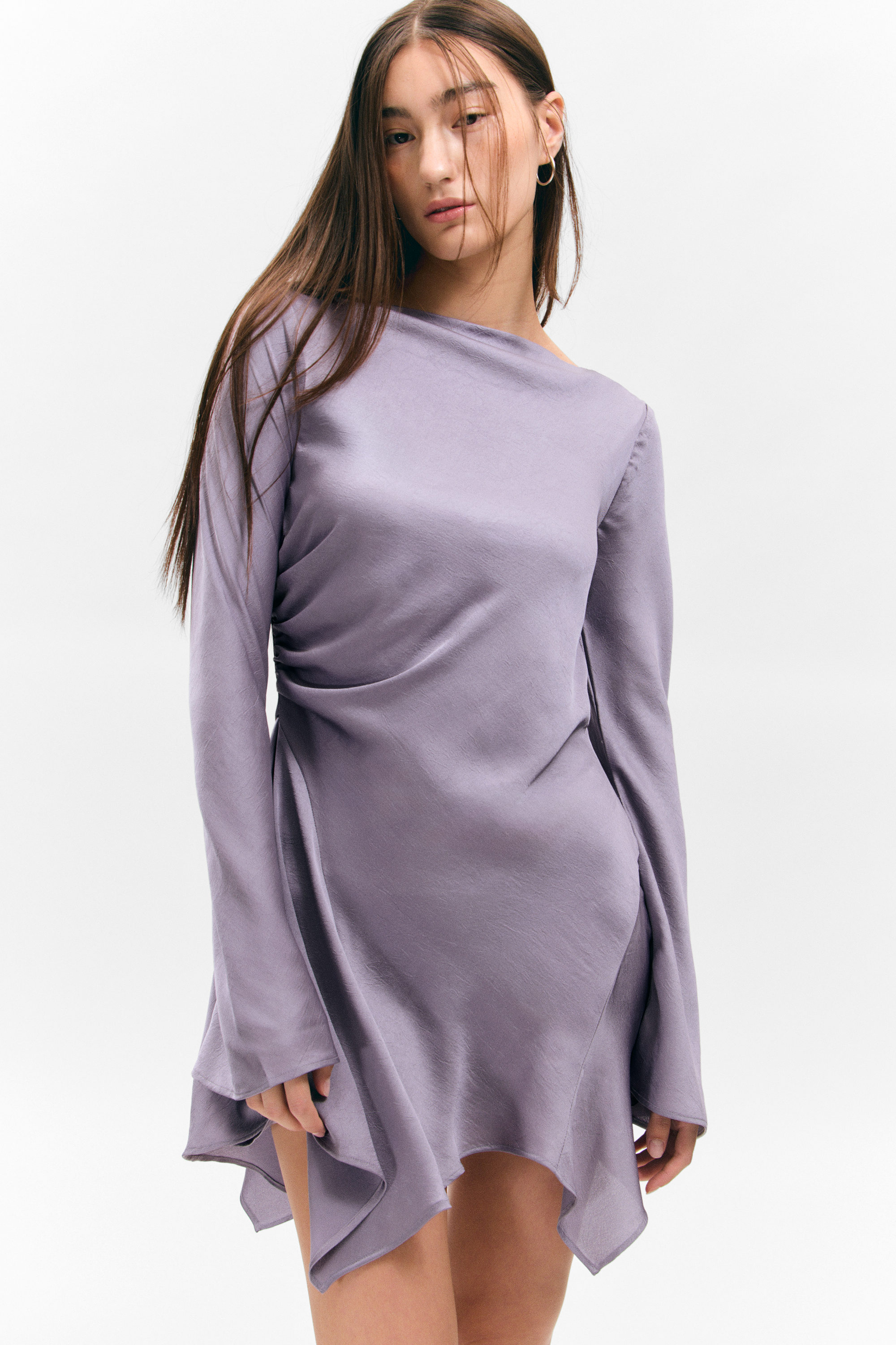 Lila - Långärmad asymmetrisk miniklänning i satin - 2