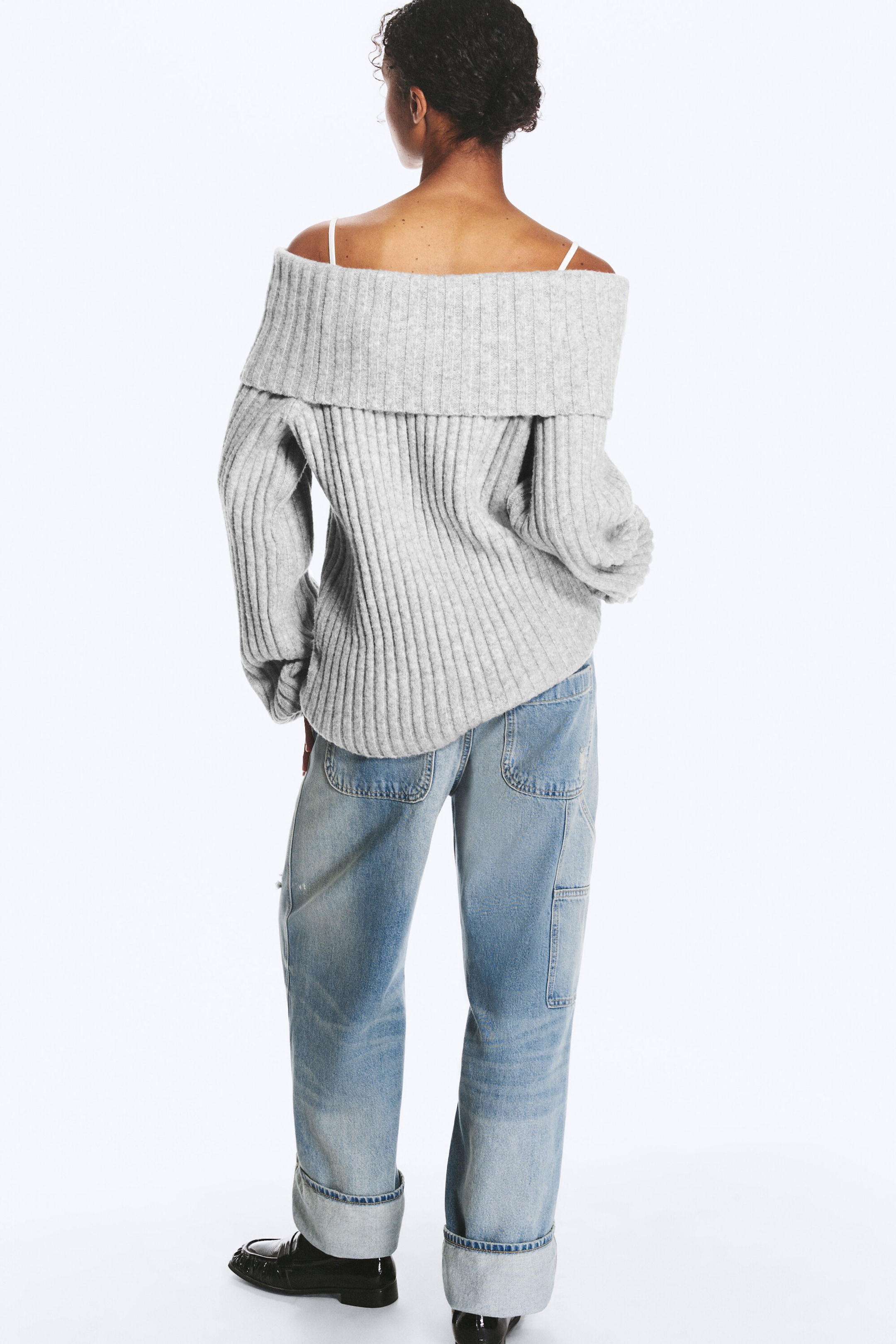 Gråmelert - Off-shoulder ribbestrikket genser - 3