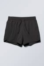 Schwarz - Strukturierte, mittellange Badeshorts - 4
