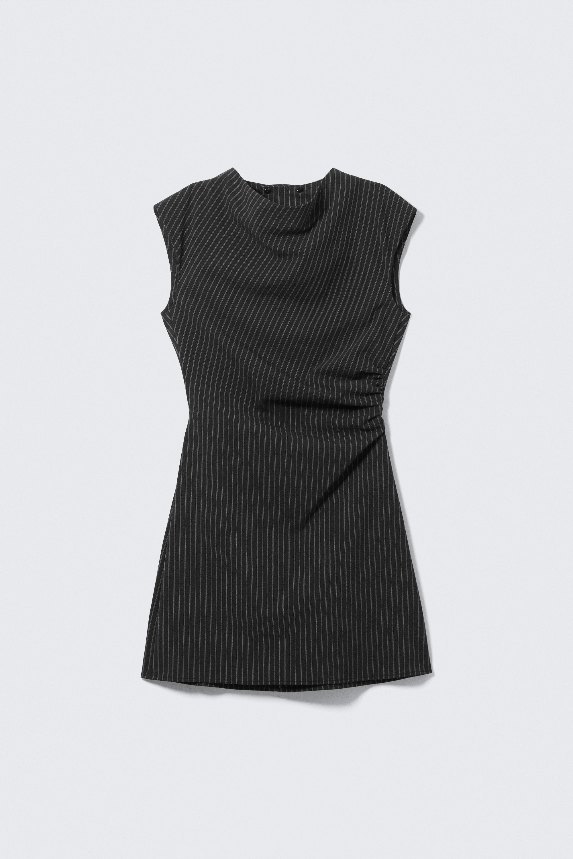 Holkkihihainen minipituinen laskosmekko - Mustat raidat