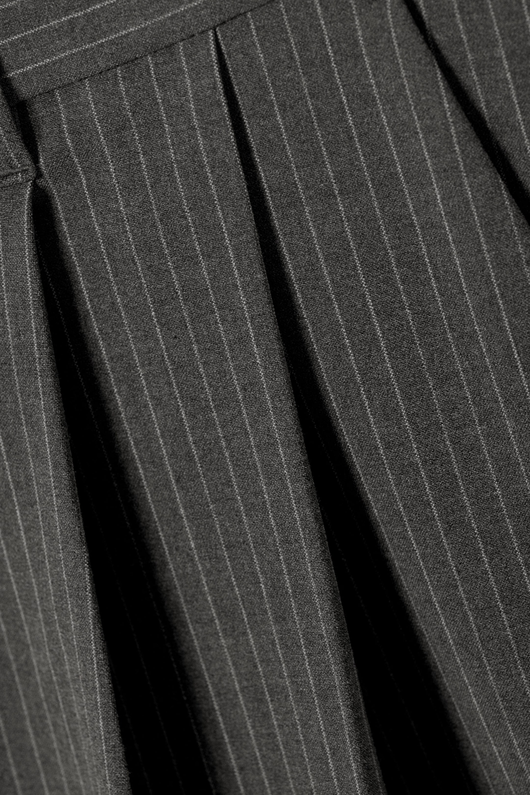 Nadelstreifen dunkelgrau - Locker geschnittene Plissee-Anzugshorts - 2