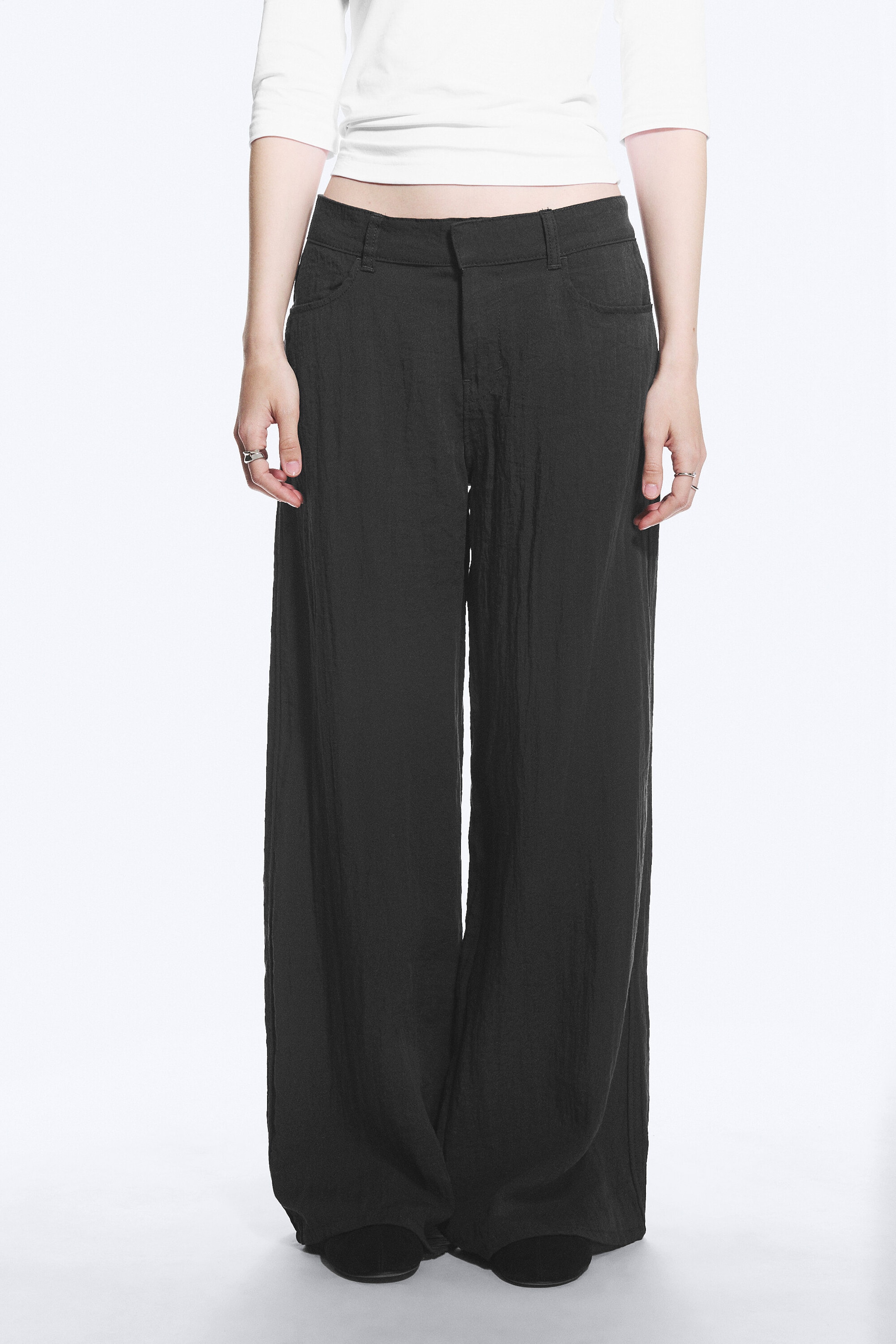 Dunkelgrau - Lockere Hose mit niedrigem Bund und Crinkle-Optik - 2