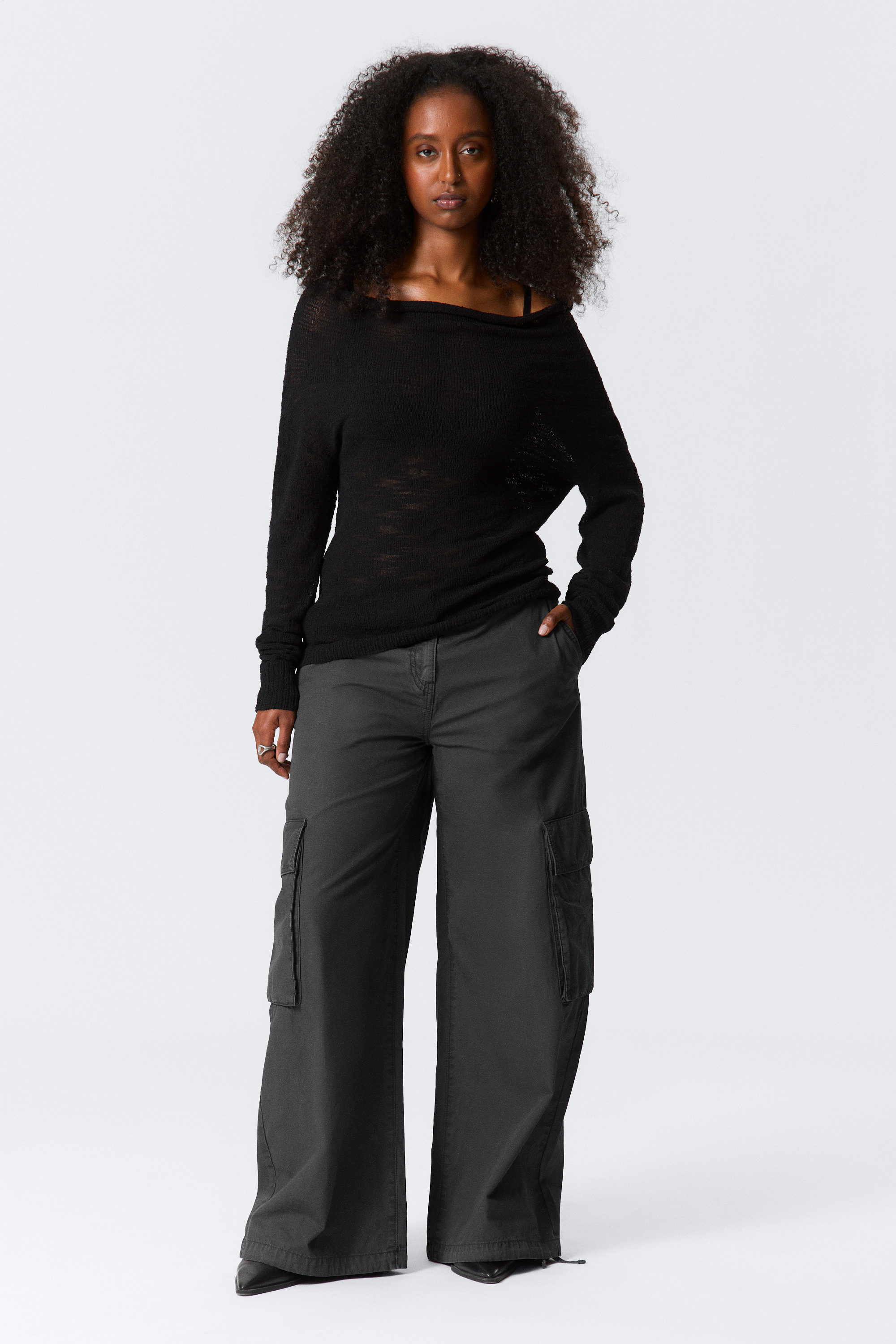 Schwarz - Schulterfreier Strickpullover - 2