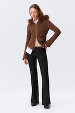 Schwarz - Skinny Flared-Hose mit niedrigem Bund - 0