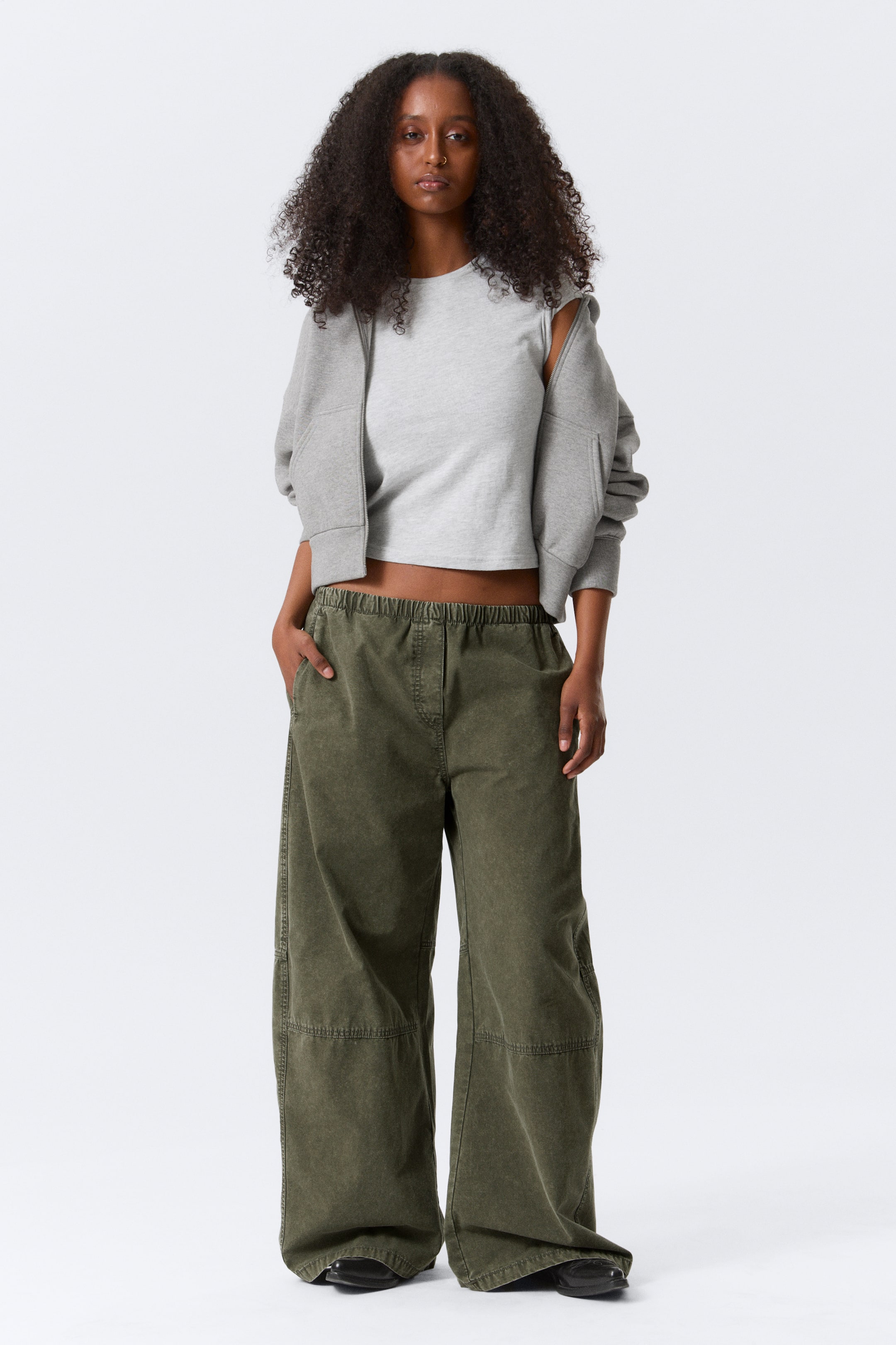 Se større billede: Low Rise Baggy Washed Canvas Trousers - Forvasket mørk kakigrøn - DAME | H&M DK 1