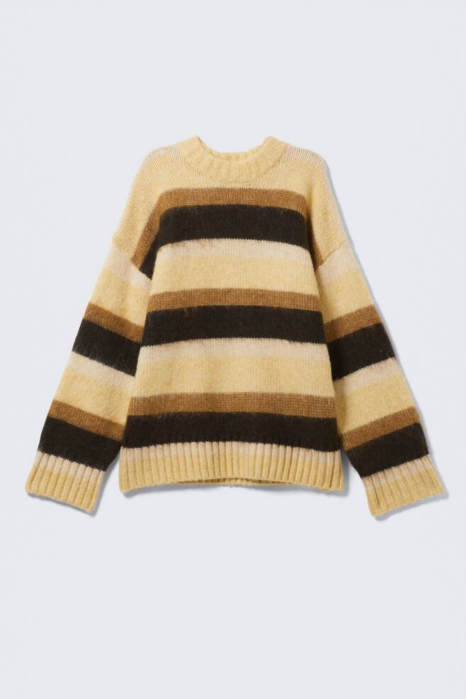 Ein Pullover wird von vorne präsentiert, mit horizontalen Streifen in unterschiedlichen Breiten von Gelb, Hellgelb, Mittelbraun und Dunkelbraun. Er ist mit einem Rundhalsausschnitt sowie gerippten Bündchen und Saum gestaltet. - 1