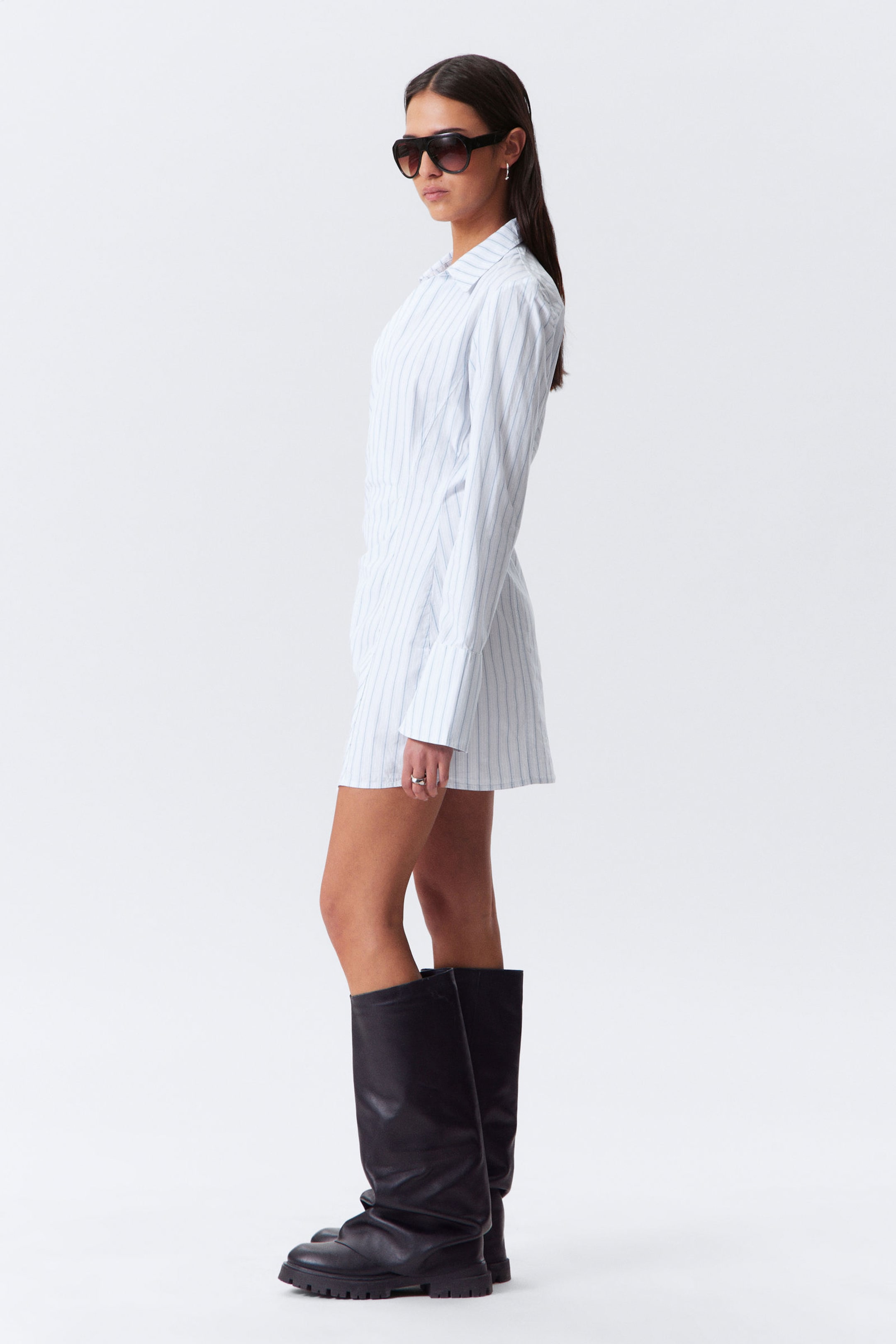 Blauw gestreept - Asymmetrische mini-overhemdjurk met lange mouwen - 2