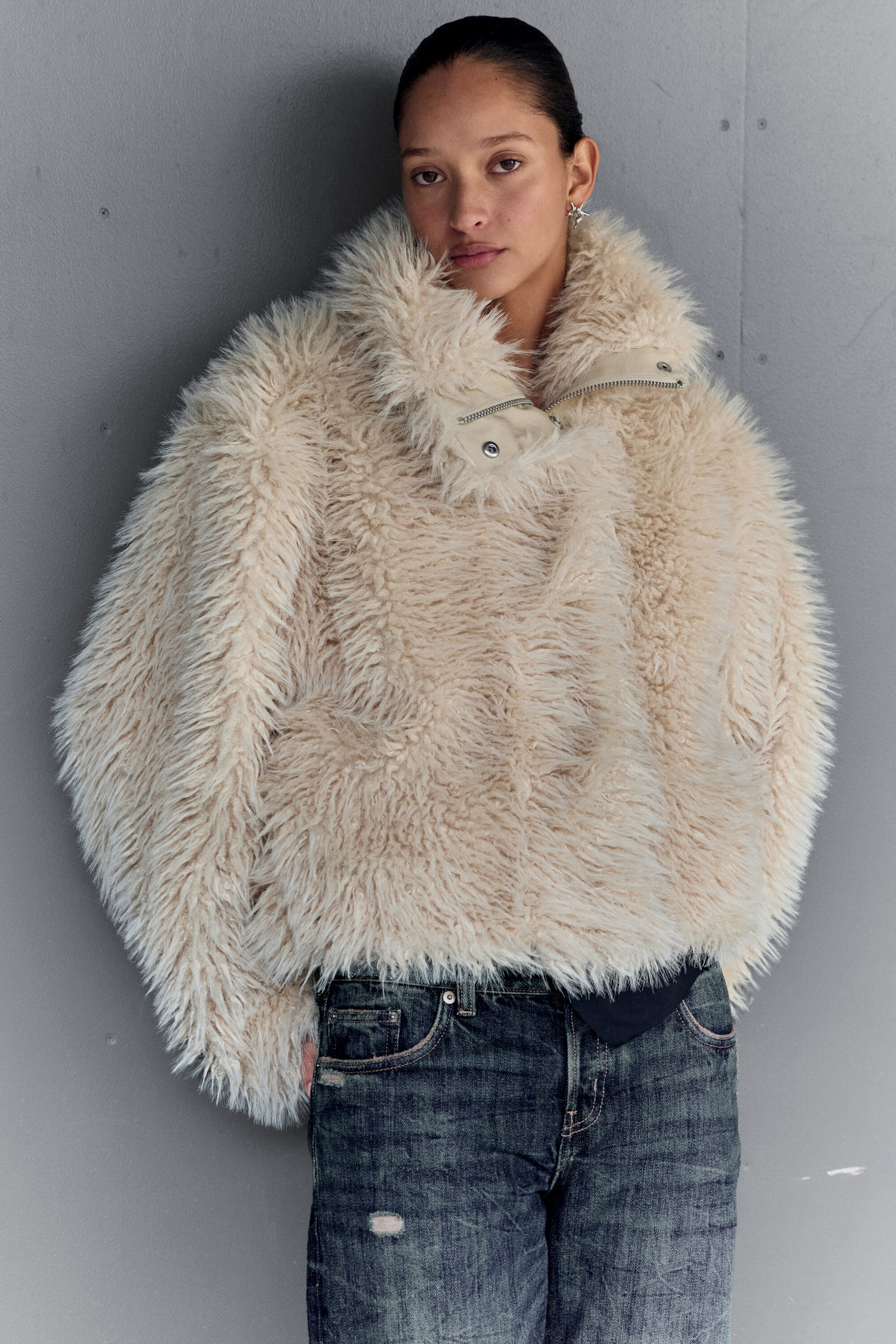 Helles Beige - Kunstfelljacke im Oversized Fit mit Stehkragen - 4