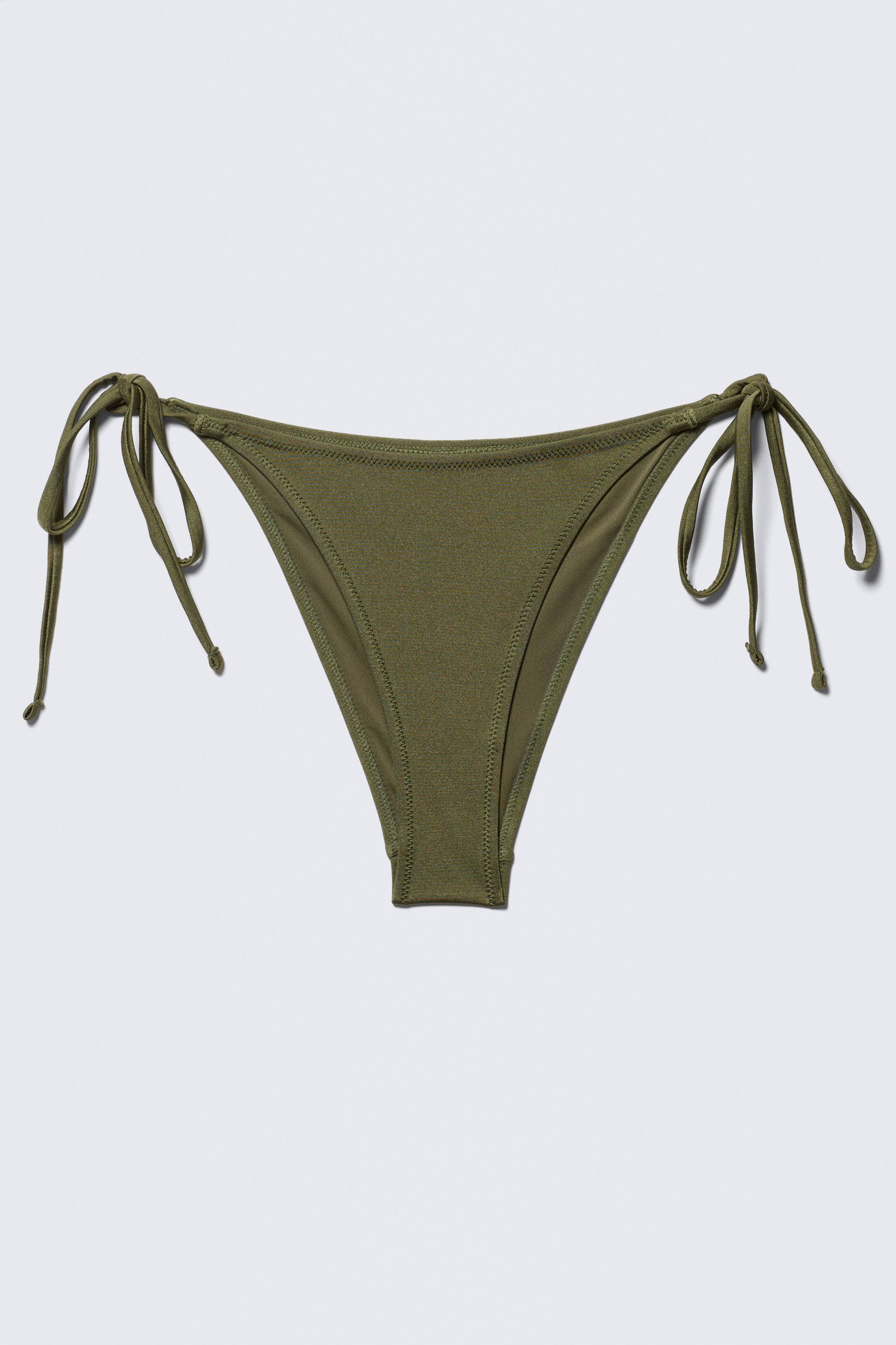 Grotere afbeelding bekijken: Een olijfgroene bikinibroek wordt van voren gepresenteerd, met een V-vormige slip en verstelbare striksluitingen aan de zijkanten. De strikken zijn aan elke heup in een strik geknoopt.