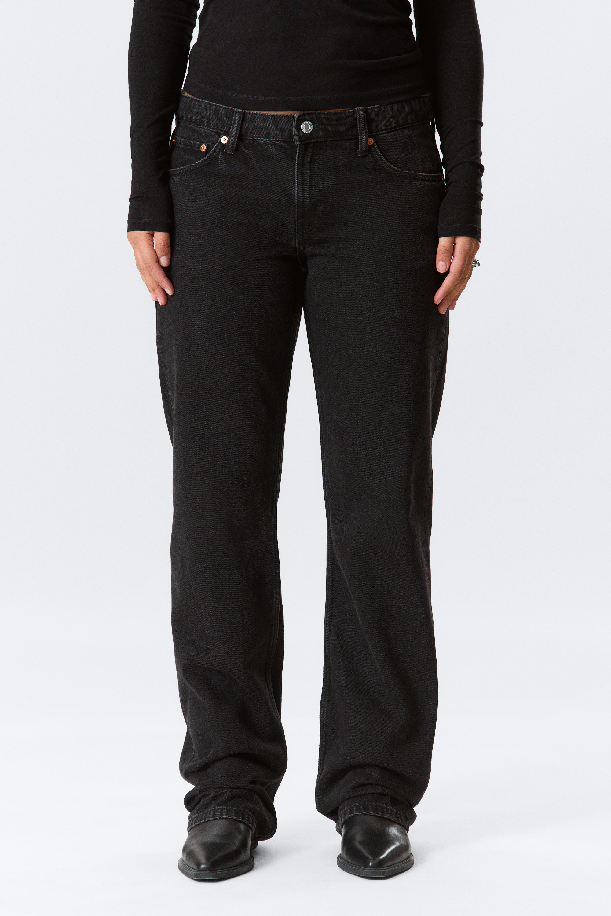 Tuned Black - Svart - Arrow Low Waist Regular Straight Leg Jeans - 2