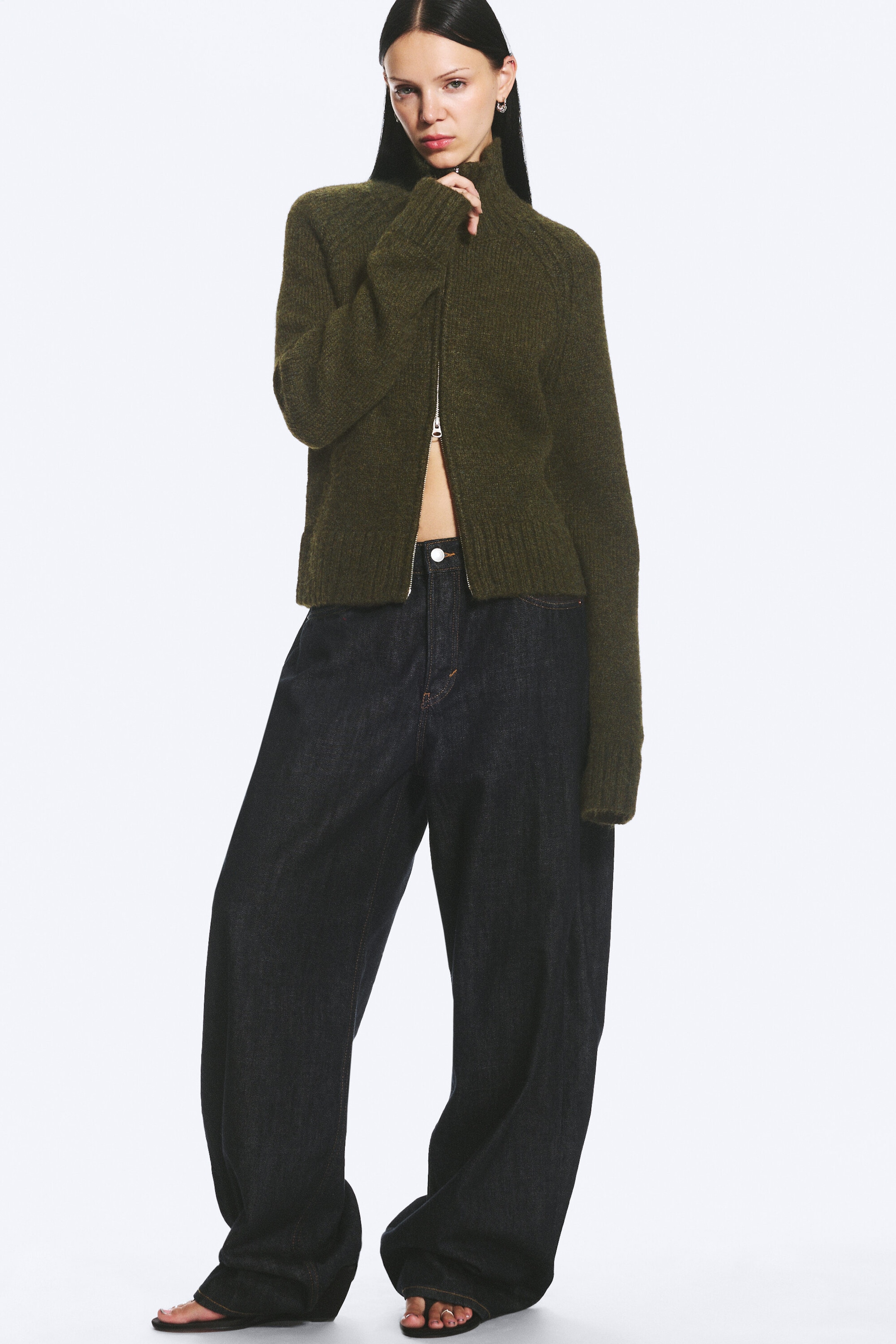 Dark Mossy Green - Myk, strikket, figurnær cardigan med glidelås - 1