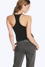 Black - Schmal geschnittenes Racerback-Tanktop - 0