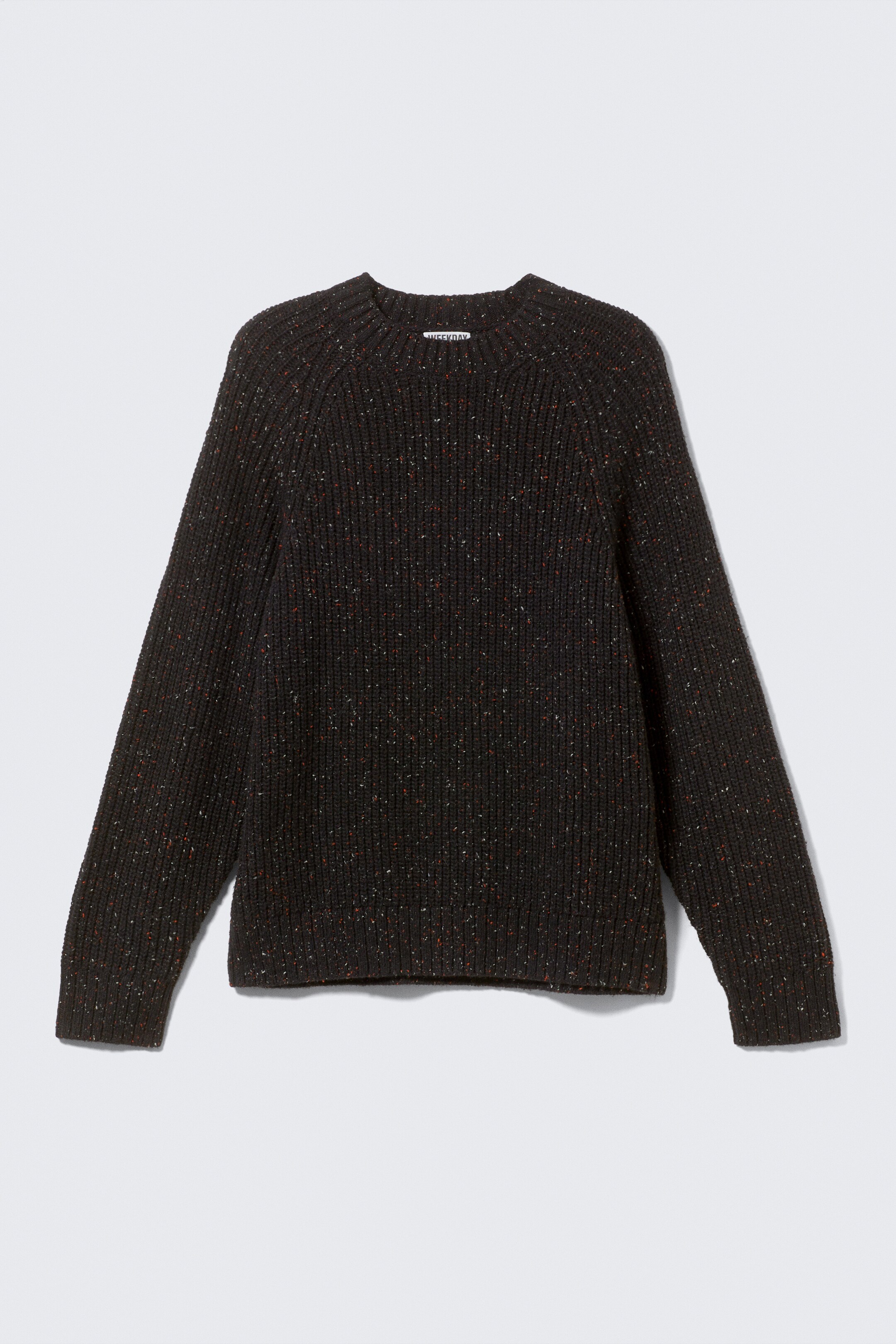 Ingrandisci l'immagine: Un maglione a girocollo scuro e maculato è mostrato in vista frontale, caratterizzato da un motivo a maglia a coste. Ha maniche raglan, polsini a coste e un orlo a coste.