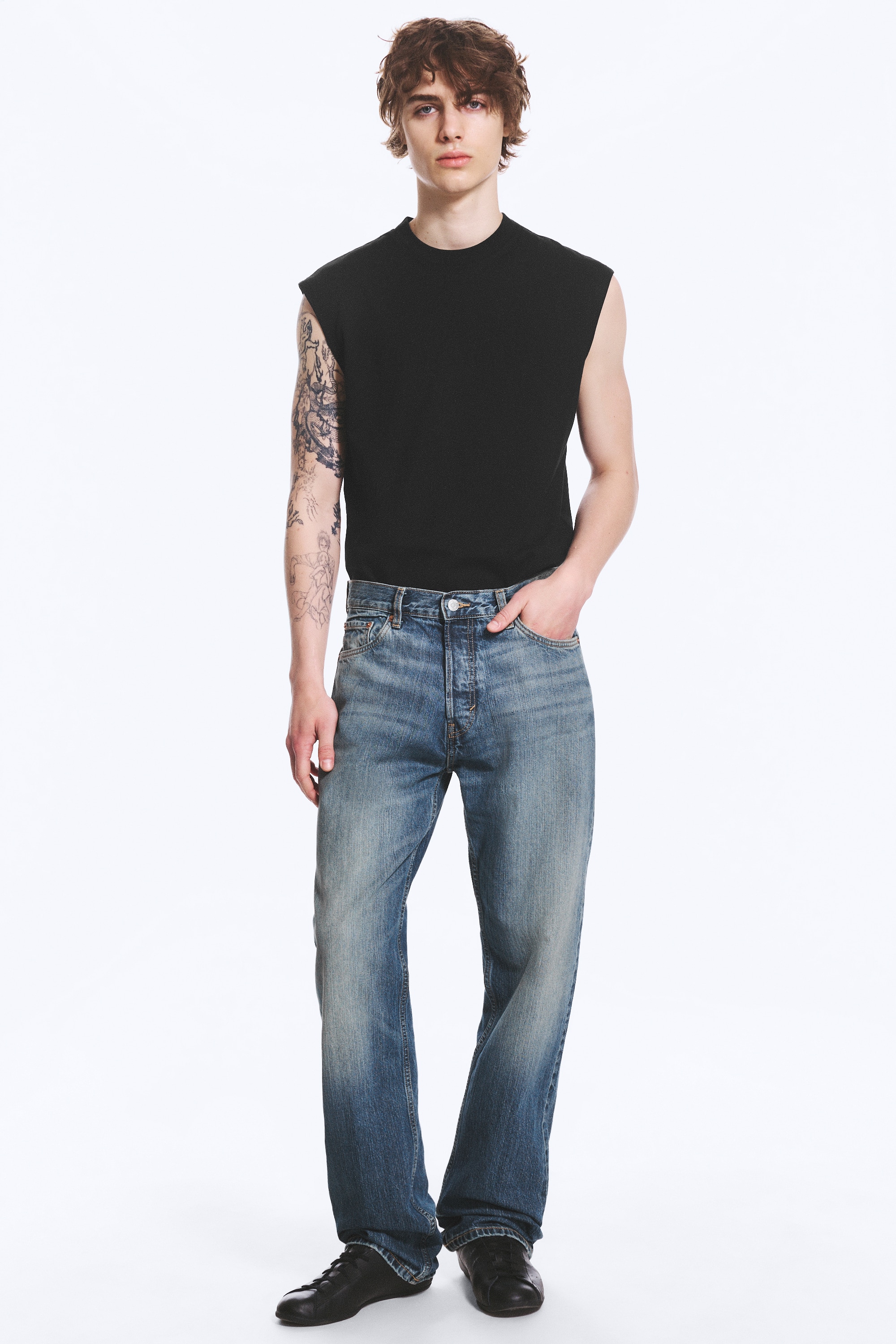 Et par mid-rise jeans præsenteres her, med en afslappet pasform og lige ben i en falmet blå denimvask. De har et klassisk fem-lomme design og en knapgylp.