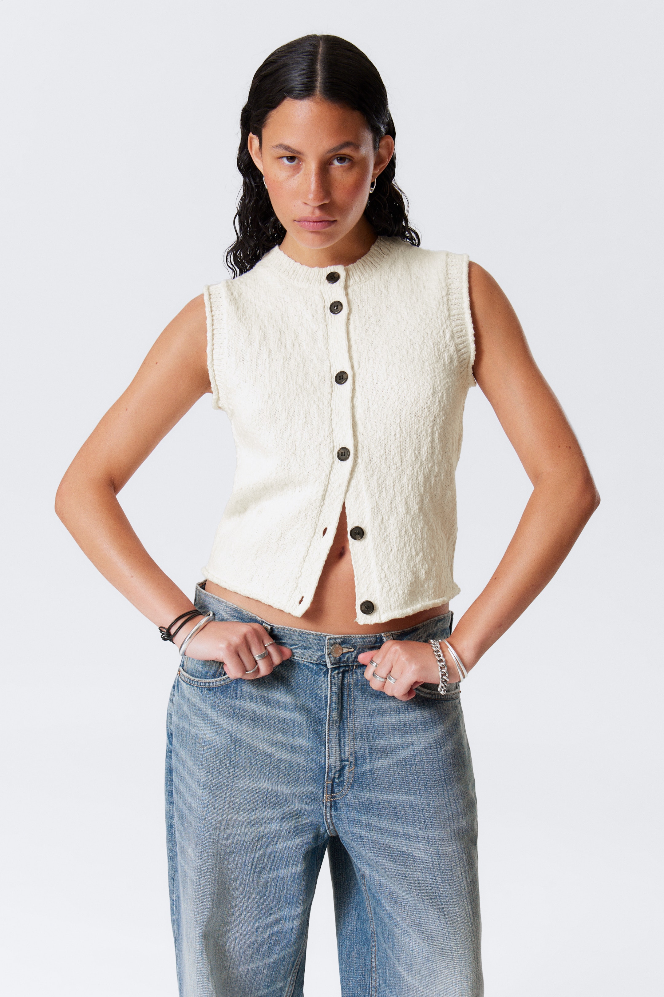 Visa större bild: Knitted Single-Breasted Vest - Off-white - DAM | H&M SE 1
