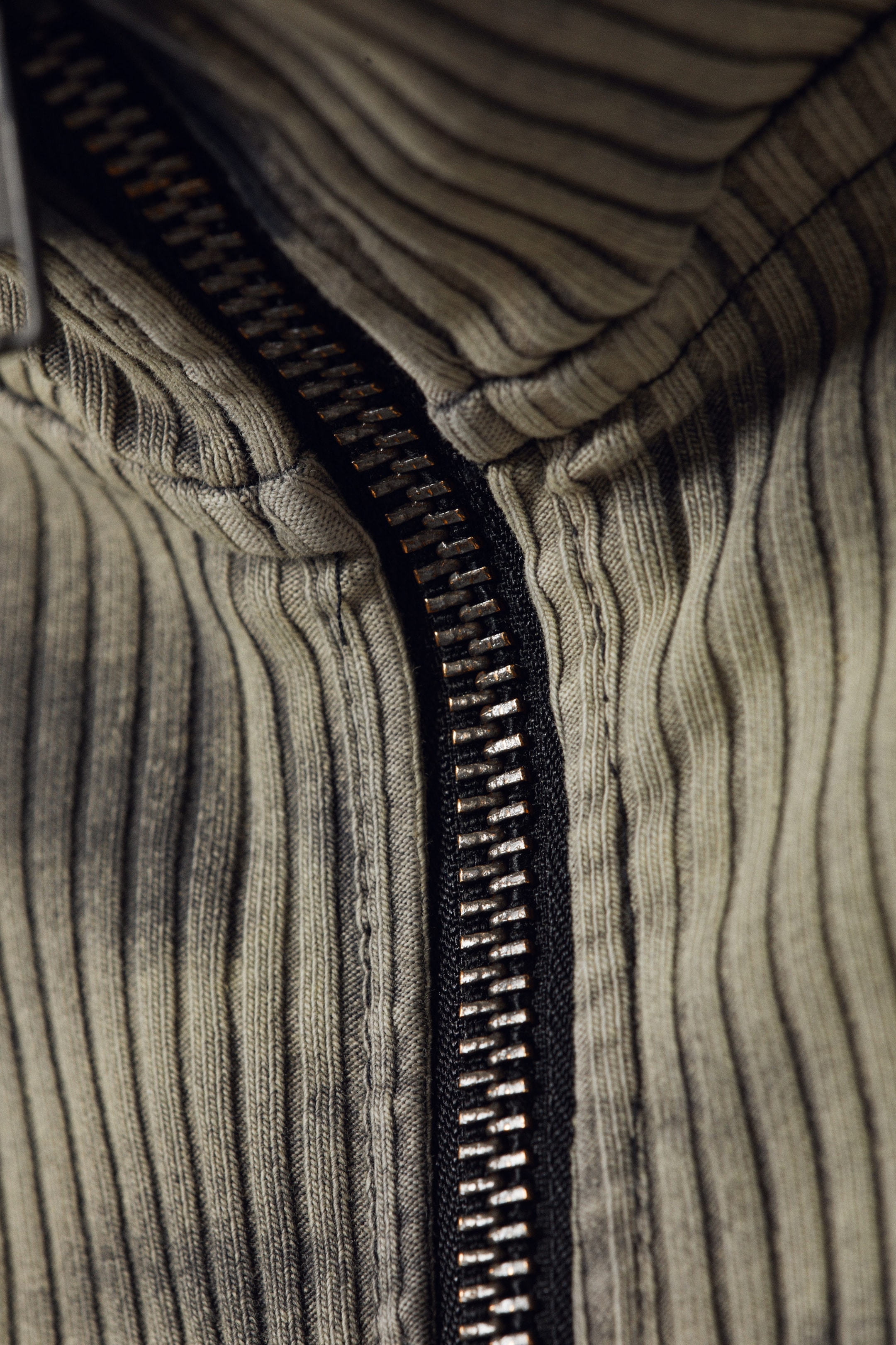 Beige und schwarze Striche - Zweifarbiger Rippstrick-Rollkragenpullover Toni - 1