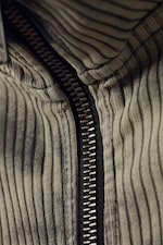 Beige und schwarze Striche - Zweifarbiger Rippstrick-Rollkragenpullover Toni - 1