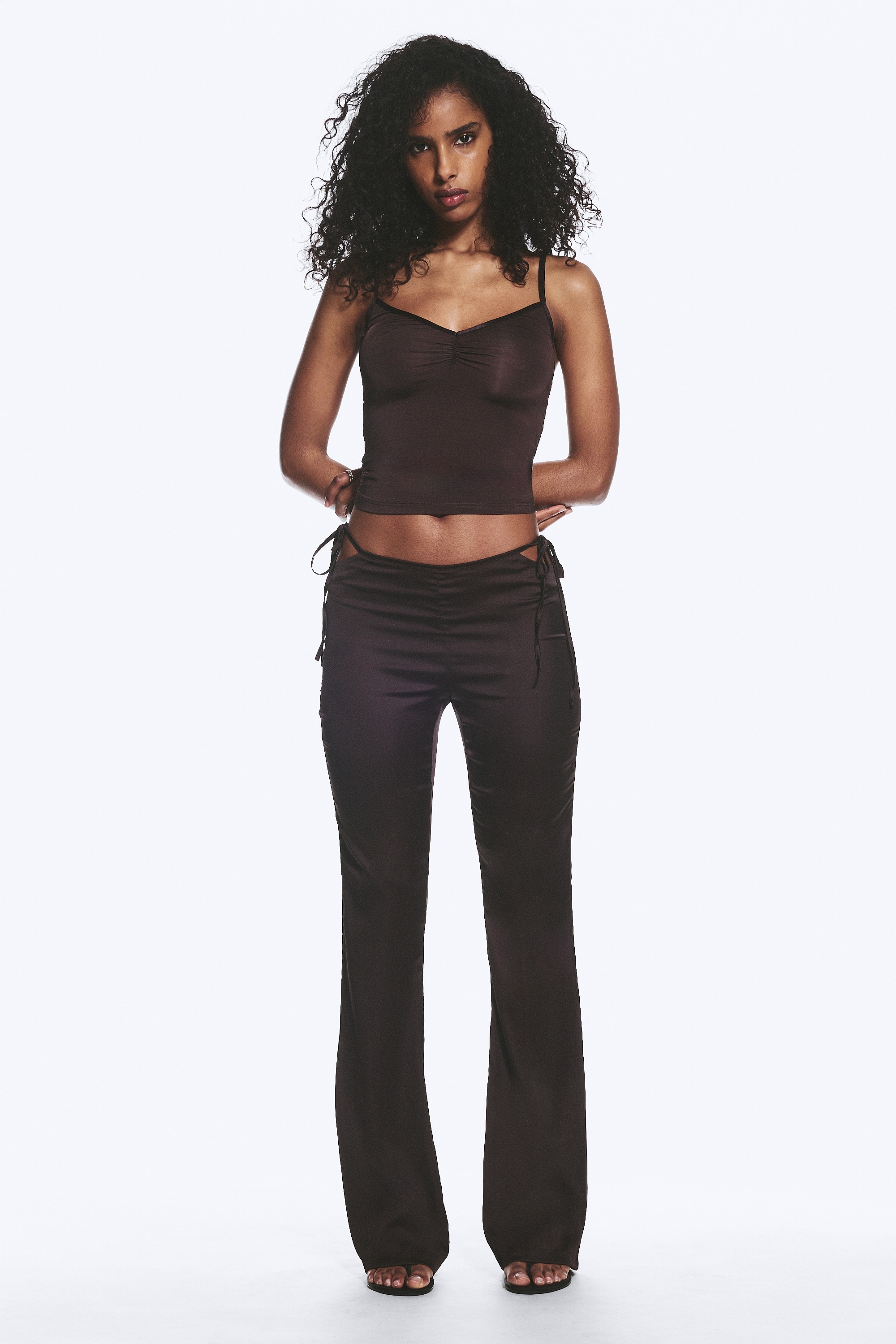 Uitlopende broek van satijn met cutout - Donkerbruin