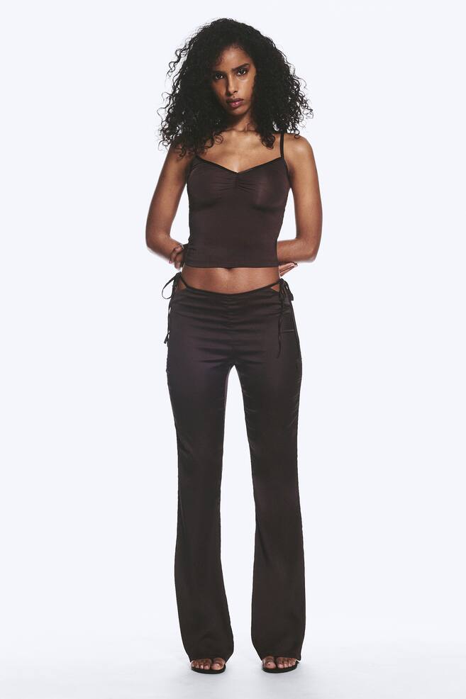 Satinhose mit Cut-outs und ausgestelltem Bein - Dunkelbraun - 1
