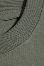 Helles, staubiges Khakigrün - Locker geschnittenes T-Shirt - 4