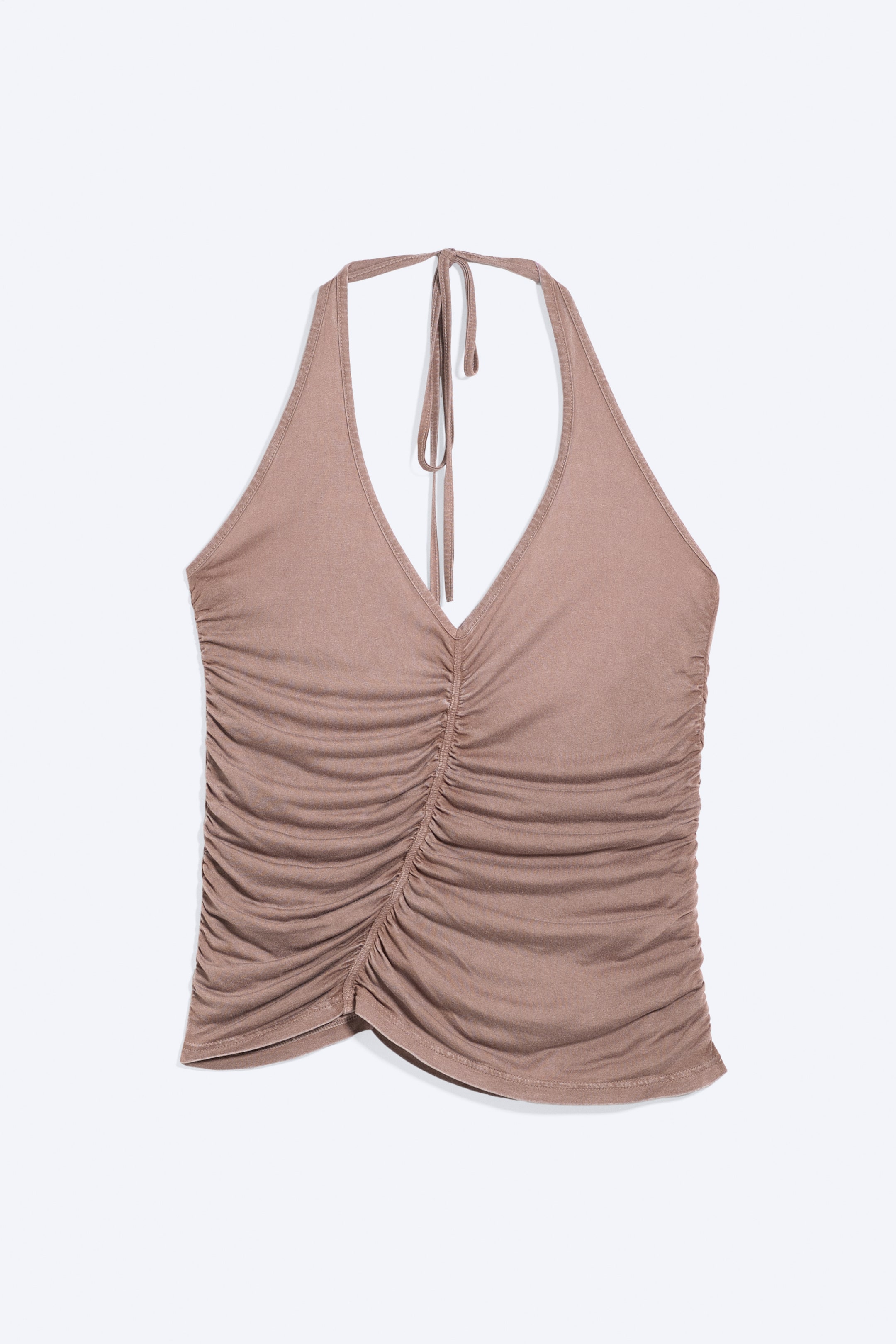 Grösseres Bild ansehen: Das Ruched Halter Jersey Top präsentiert sich vorne, mit einem hellbraunen Jersey-Stoff, einem tiefen V-Ausschnitt und Bändern am Nacken. Die Vorderseite des Tops zeigt umfangreiche Raffung, die eine strukturierte, eng anliegende Optik mit einem subtil asymmetrischen Saum schafft.