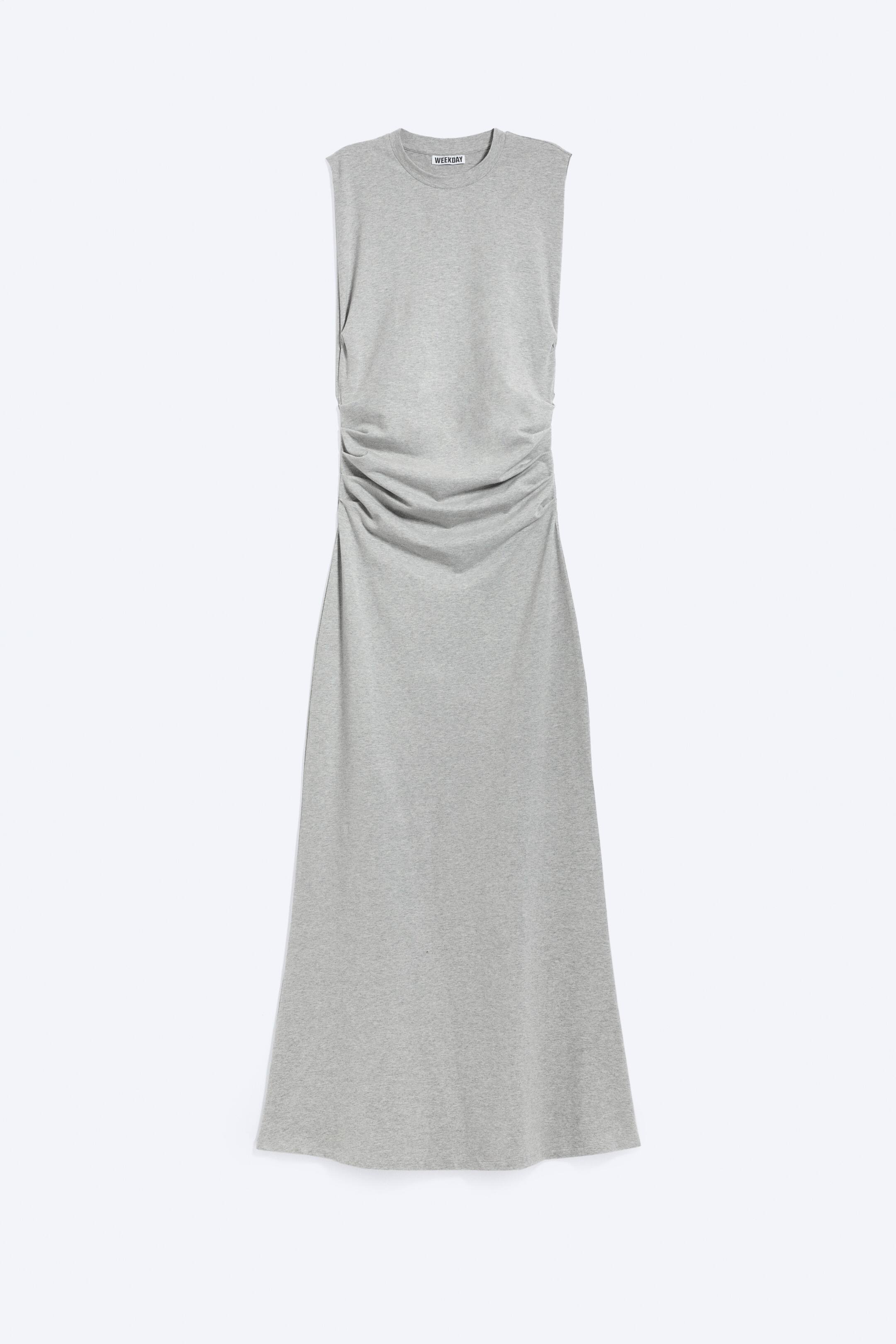 Nagyobb kép megtekintése: Egy szürke jersey ujjatlan maxi ruha látható elölről, kerek nyakkivágással, oldalt redőzött varrásokkal, amelyek összegyűrt hatást keltenek a deréknál, és nyers széllel az ujjkivágások mentén.