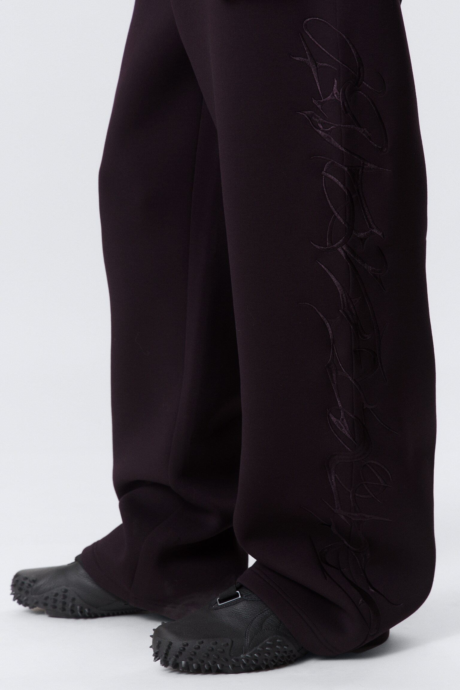 Graphic Loose Fit Scuba Sweatpants - Mørk Lilla - Broderet - 5