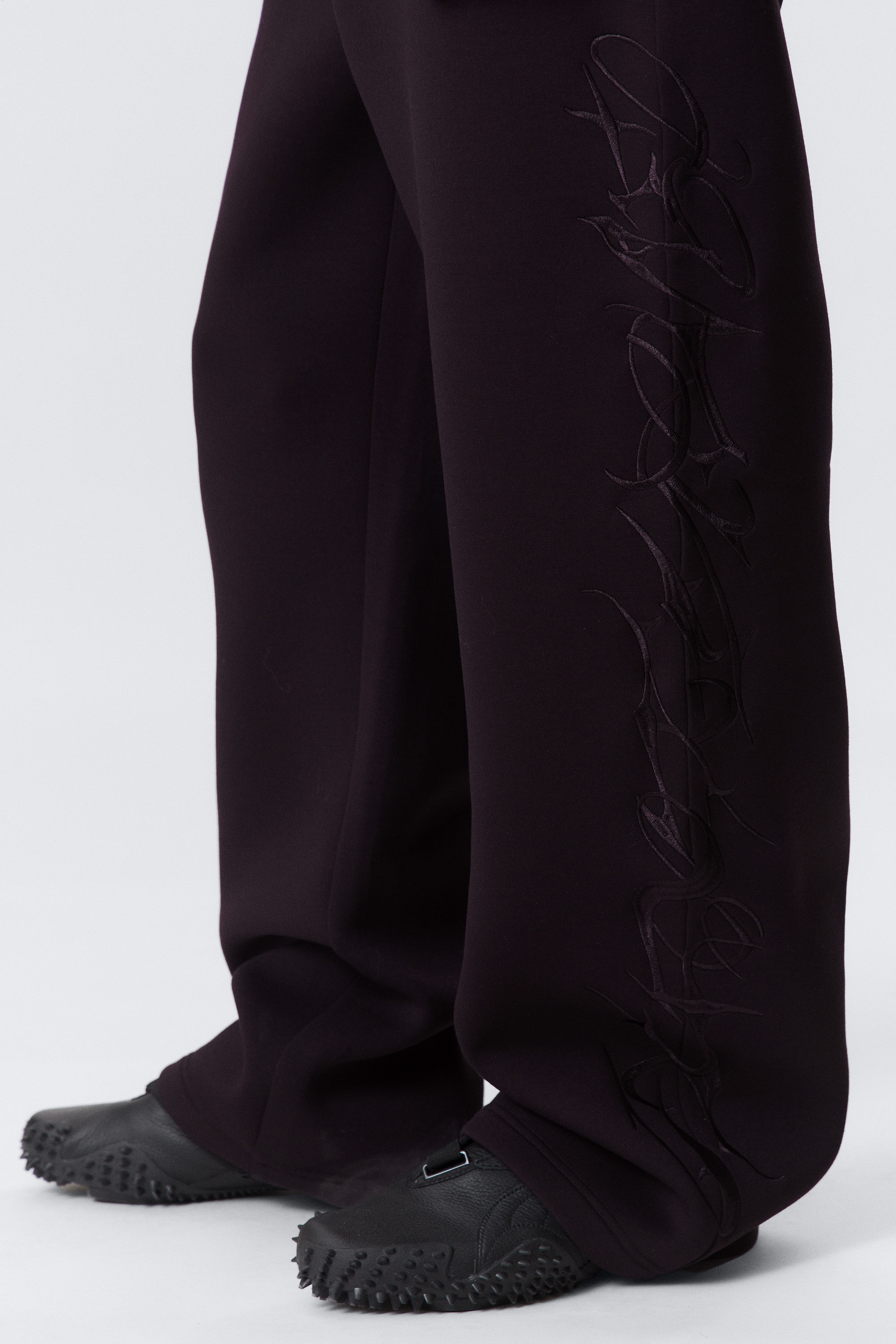 Mörklila - Broderad - Grafiska Scuba Sweatpants med lös passform - 2