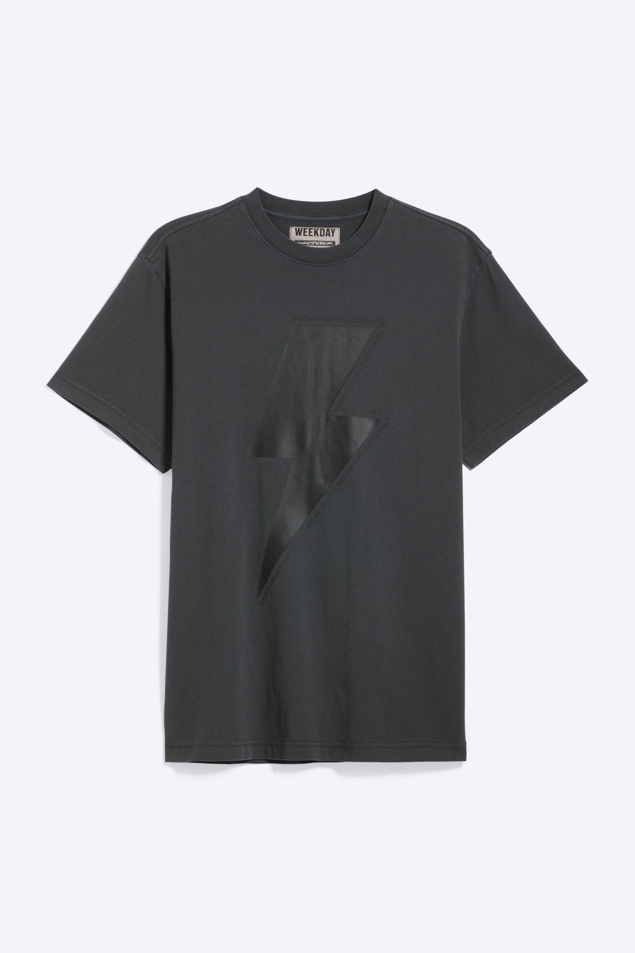 Ver imagen más grande: Una camiseta gris oscuro está mostrando su parte frontal, con un cuello redondo acanalado y mangas cortas. Un gráfico de rayo grande, ligeramente más oscuro y brillante, adorna el centro del frente.