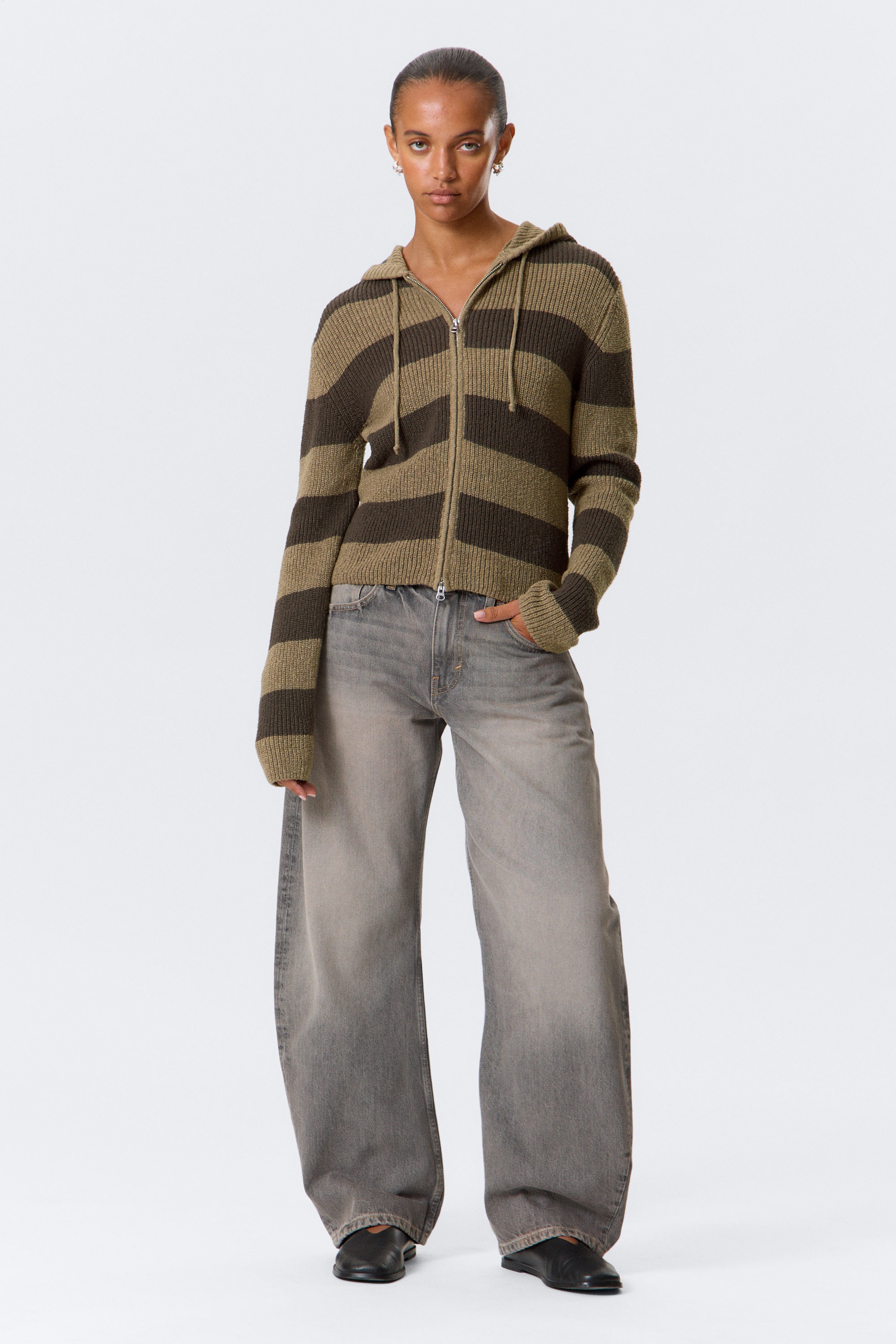 Graubraun & braun gestreift - Schlanker Strick-Hoodie mit Reißverschluss - 2