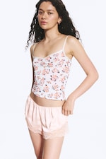 Helles, staubiges Pfirsich - Kurze Satin-Shorts mit Spitze - 1