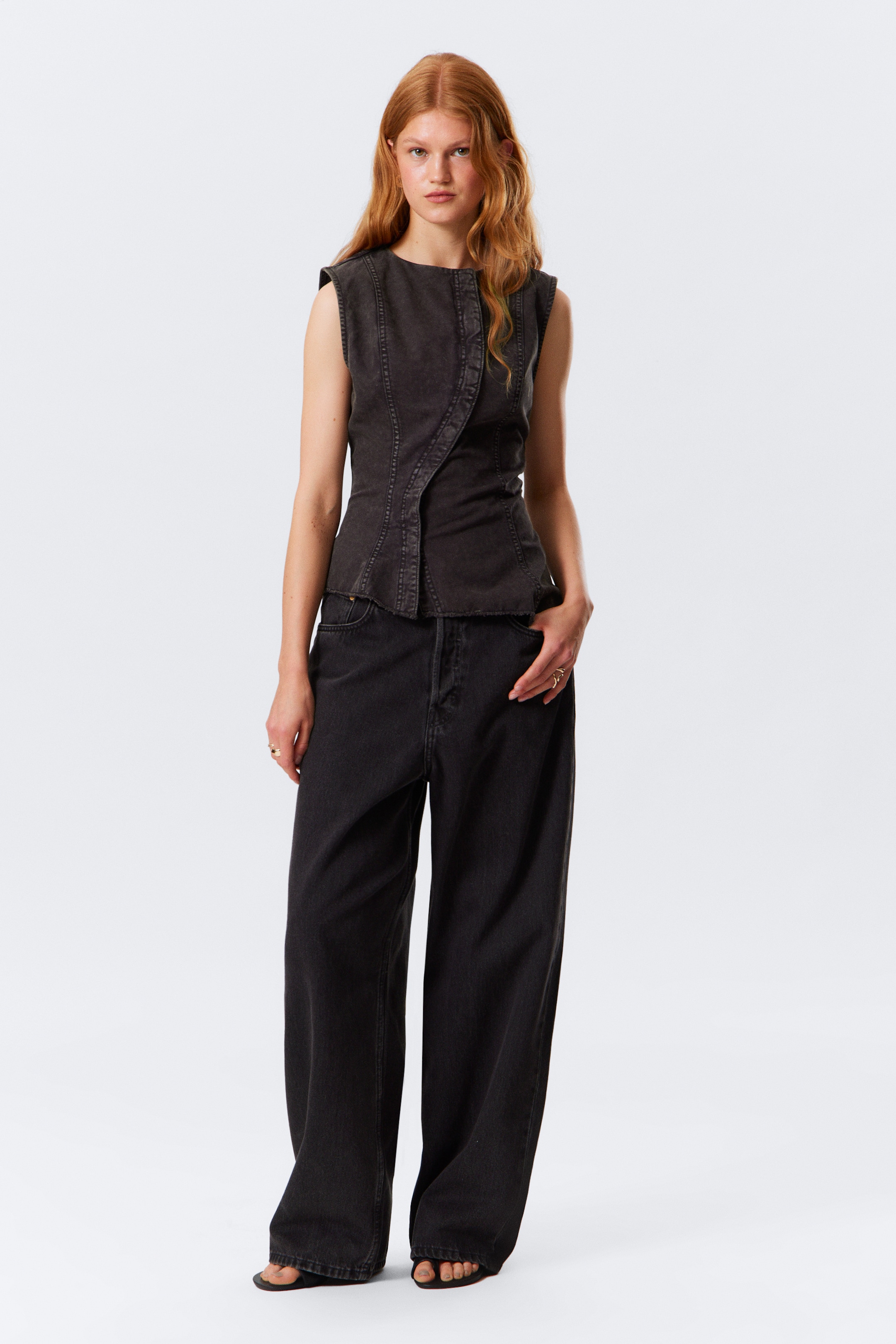 Größeres Bild anzeigen: Ärmelloses asymmetrisches Schößchen-Top - Verwaschenes Schwarz - Ladies | H&M AT 3