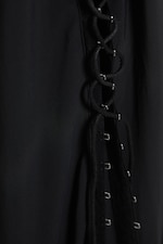 Schwarz - Schulterfreies Maxikleid mit Schnürung - 5