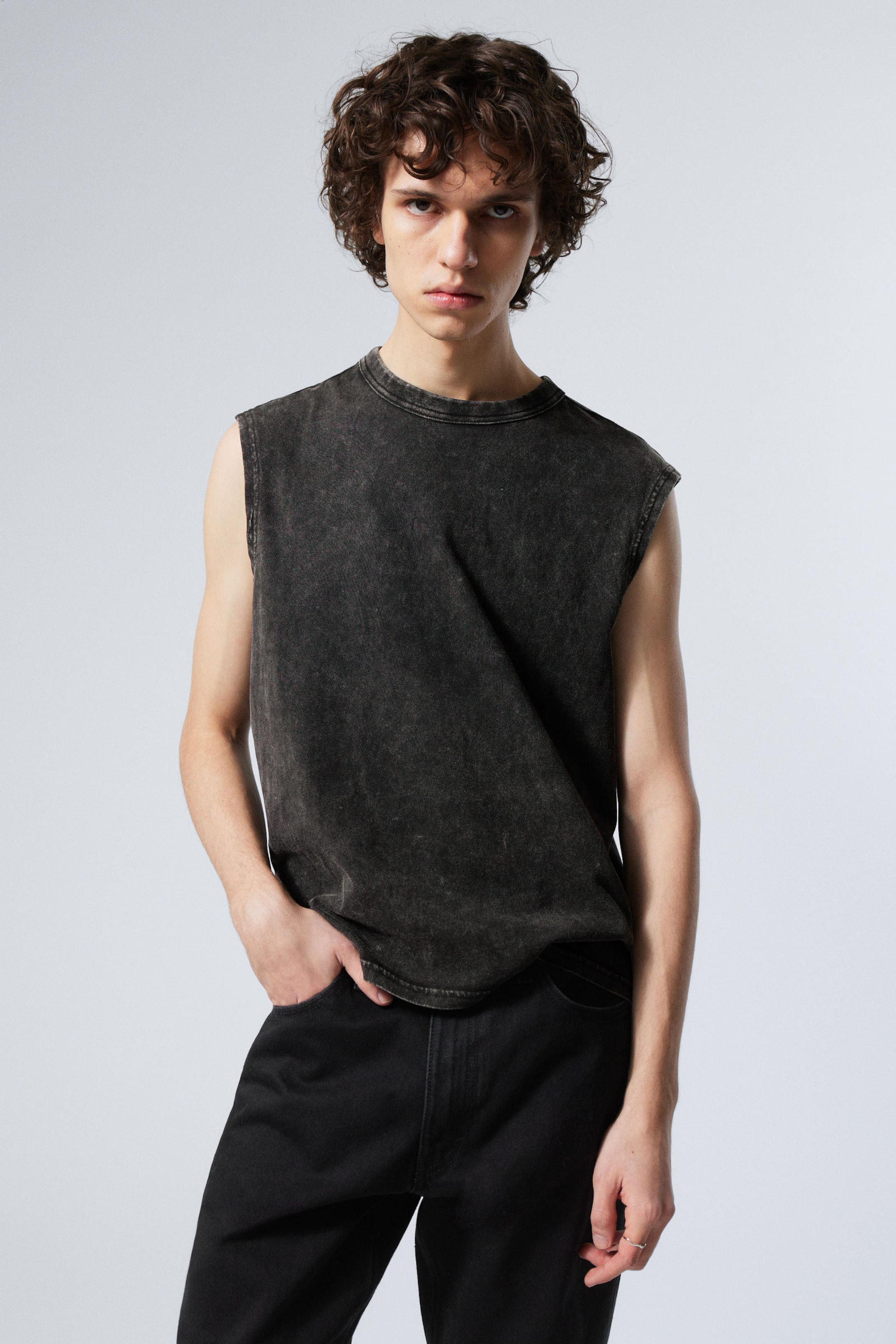 Verwaschenes Schwarz - Kastiges Tanktop in Washed-Optik - 1