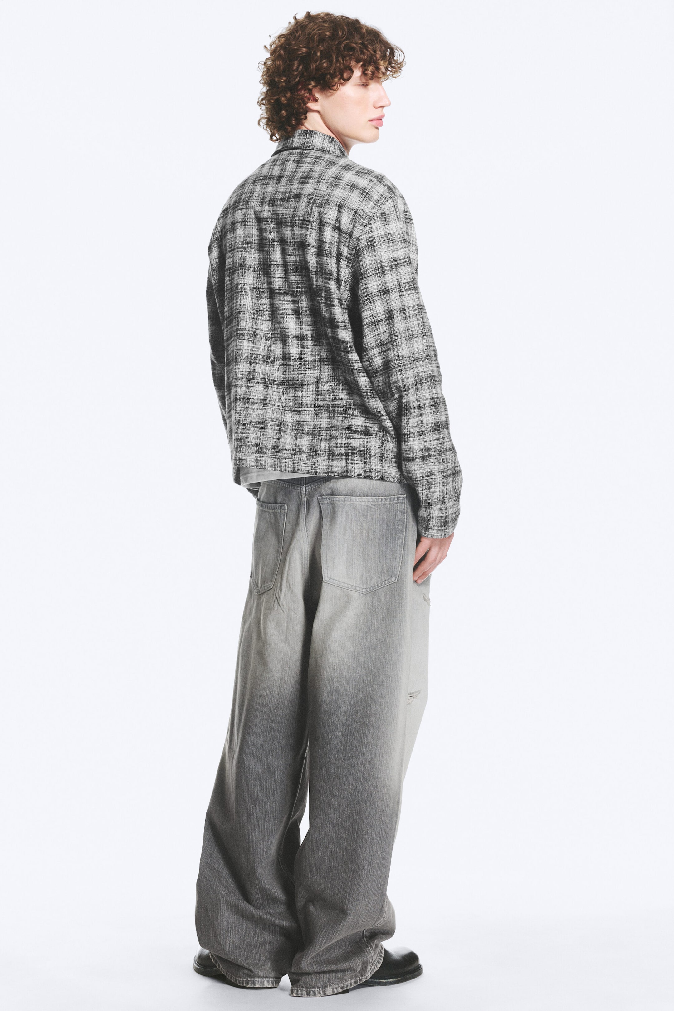 Schwarz kariert - Minimalistisches Overshirt mit Reißverschluss - 3