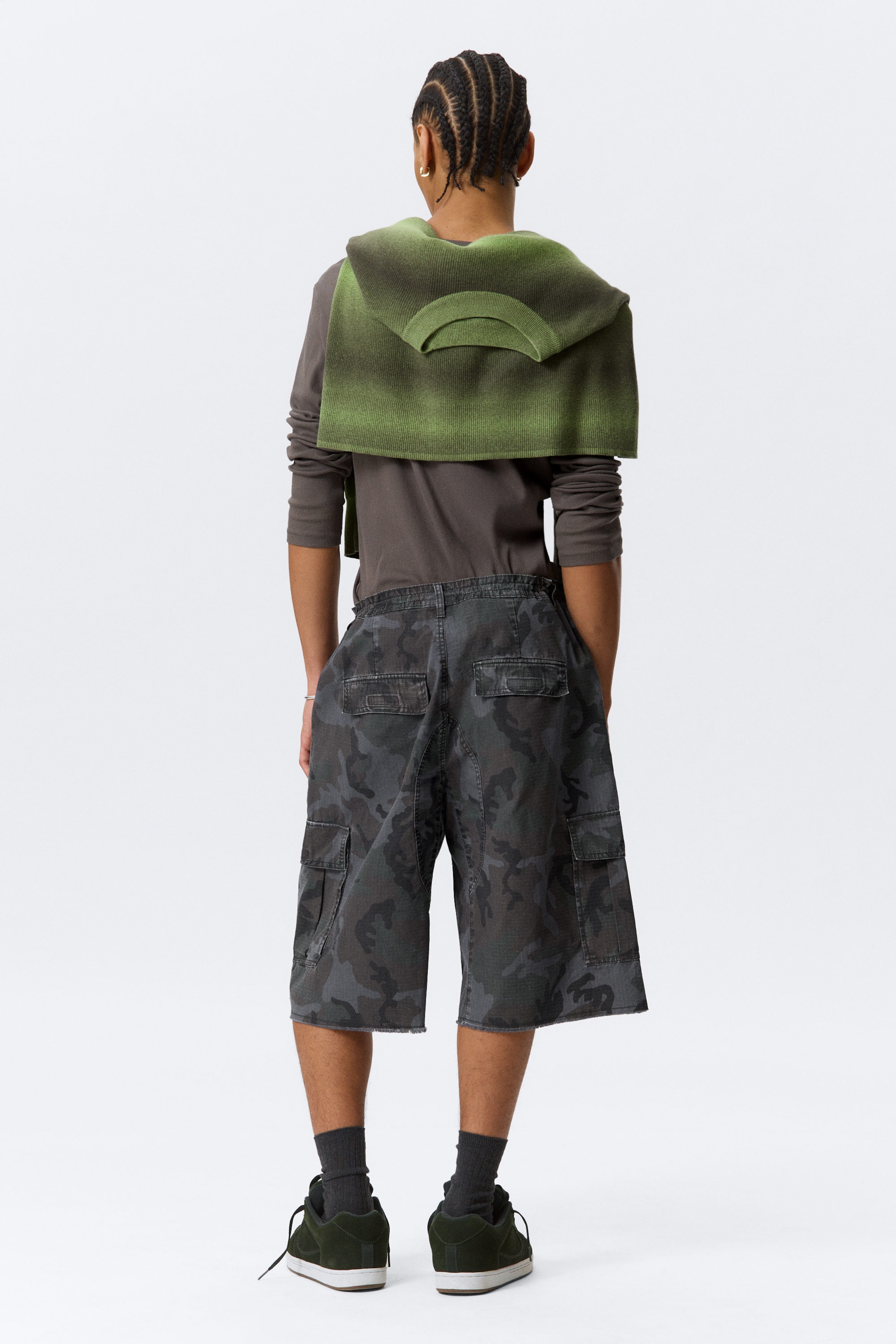 Navy Camo - Ruimvallende knielange cargoshort met halfhoge taille - 3