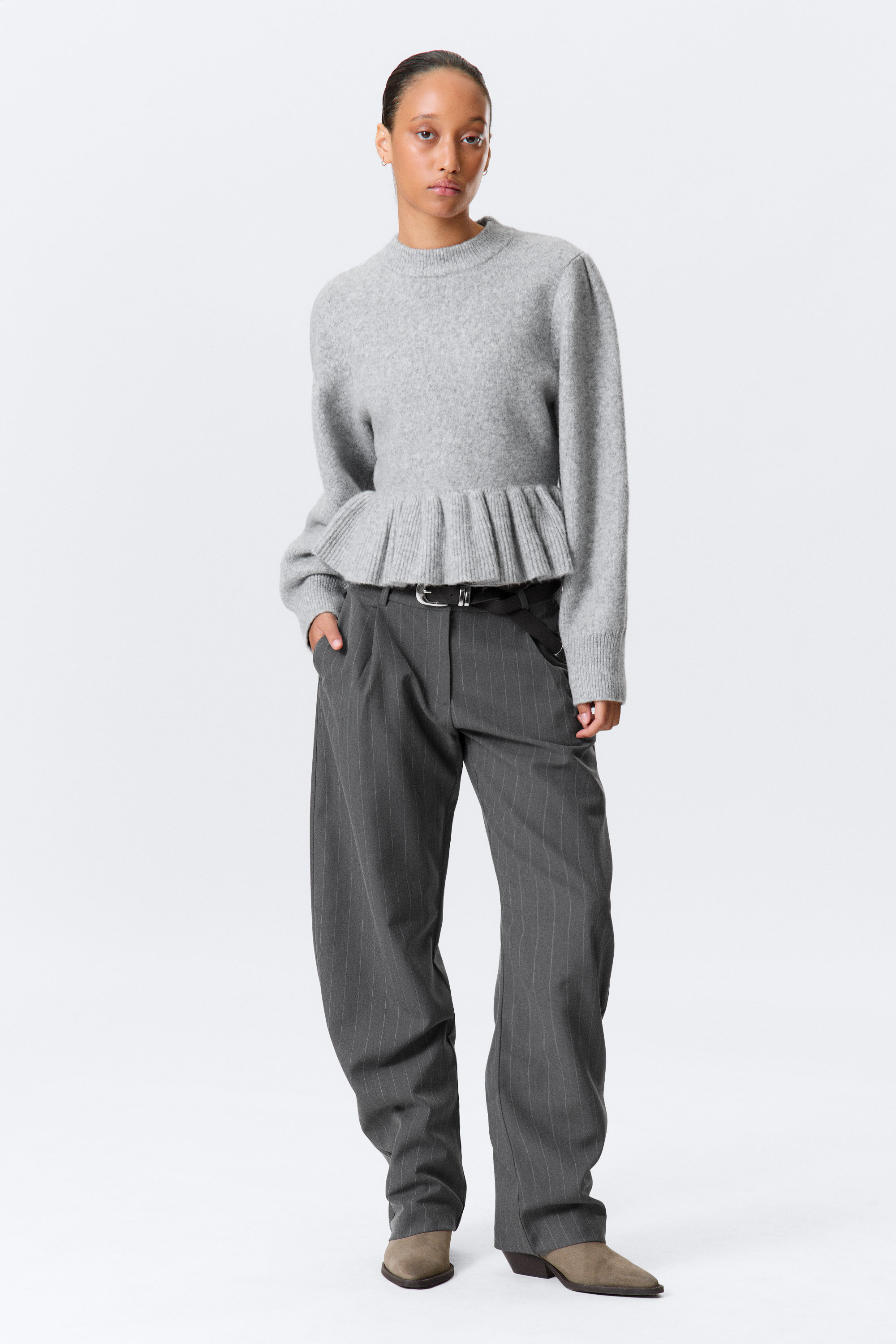 Grau meliert - Strickpullover mit Volant-Saum - 1