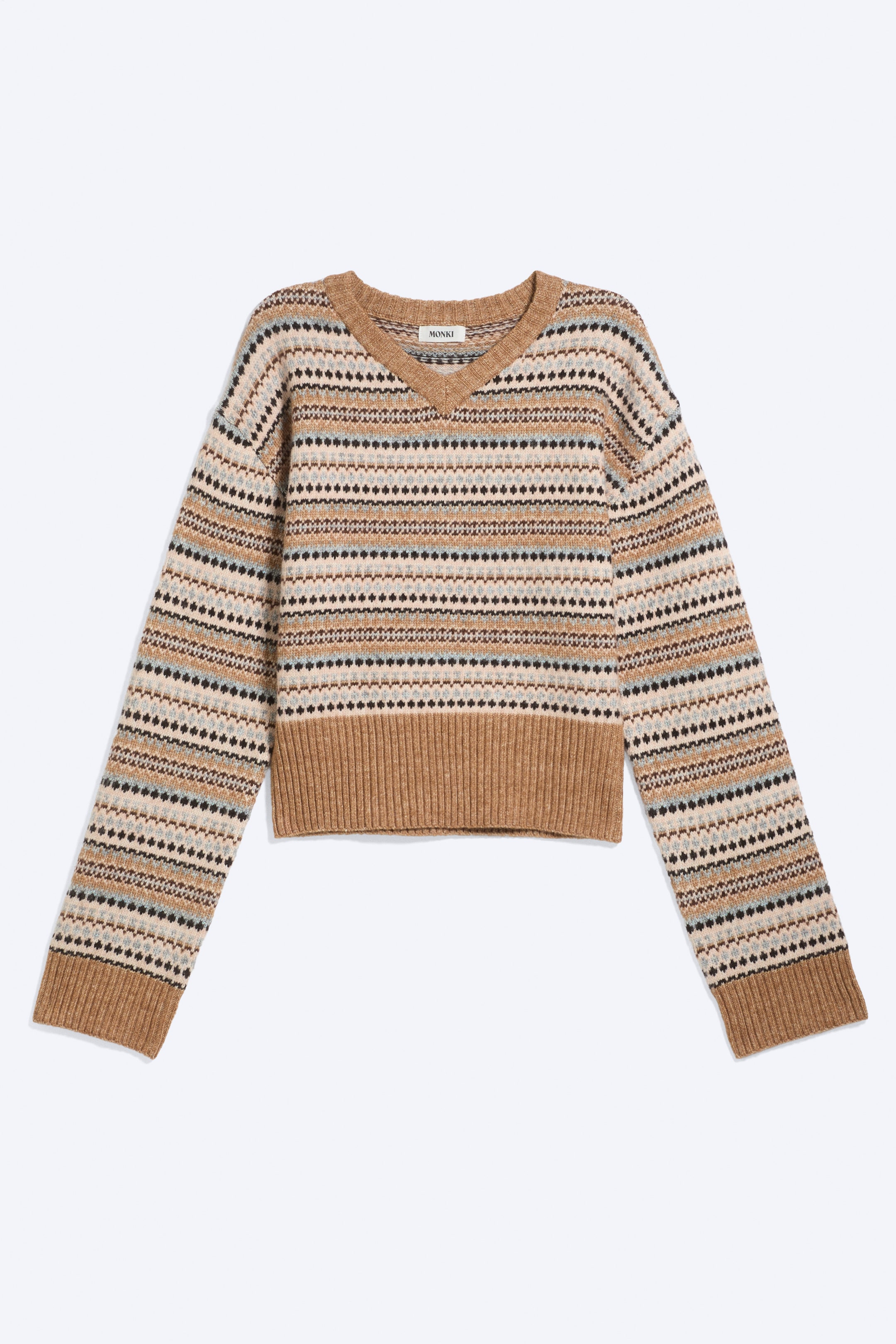 Grösseres Bild ansehen: Ein von vorne aufgenommenes Strickoberteil zeigt horizontale Streifen mit filigranen geometrischen Mustern in Beige-, Braun-, Schwarz- und Hellblautönen. Es verfügt über einen gerippten V-Ausschnitt und einen breiten, gerippten Cropped-Saum. Die langen Ärmel setzen das Streifenmuster fort und enden mit gerippten Bündchen.