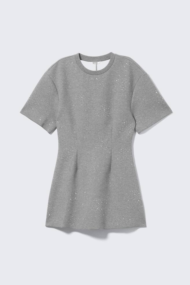 Ein graues kurzärmeliges Mini-Kleid ist nach VORNE ausgerichtet, mit einem Rundhalsausschnitt und kleinen, verstreuten silberfarbenen Verzierungen, die seine Oberfläche bedecken. Vertikale Nähte formen die taillierte Taille des Kleides. - 1