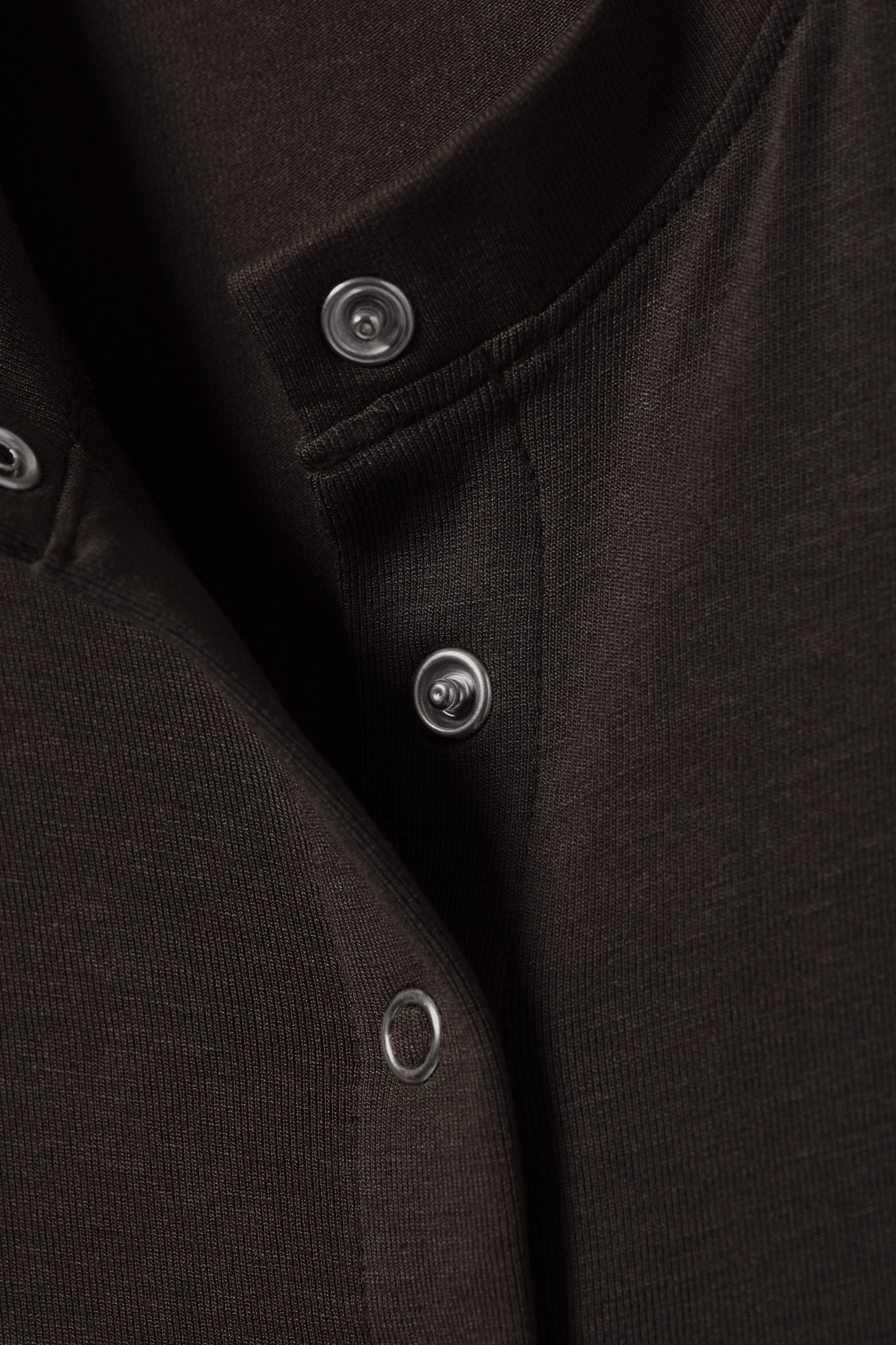 Dunkelbraun - Ärmelloses Oberteil mit Knöpfen - 5