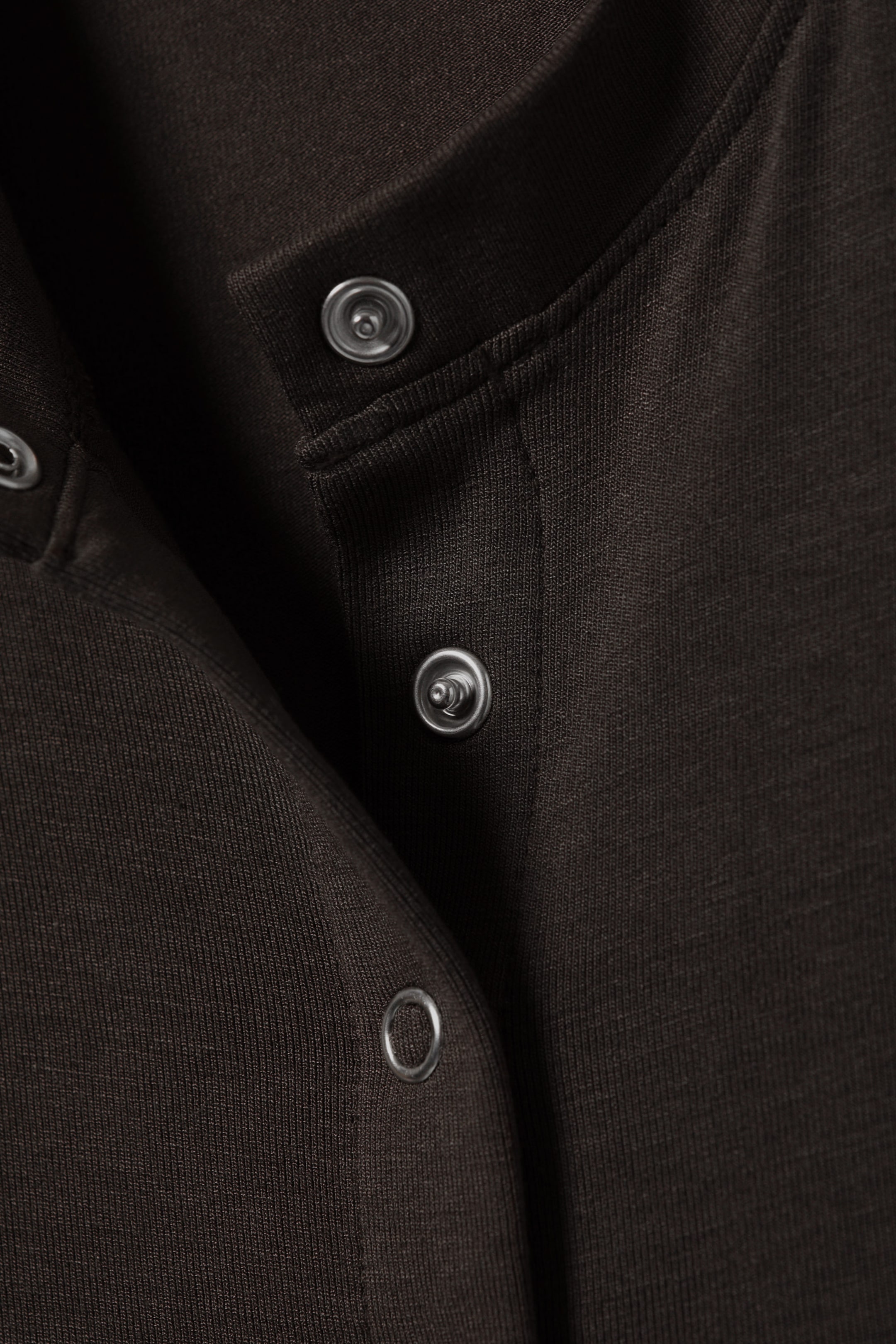 Dunkelbraun - Ärmelloses Oberteil mit Knöpfen - 5