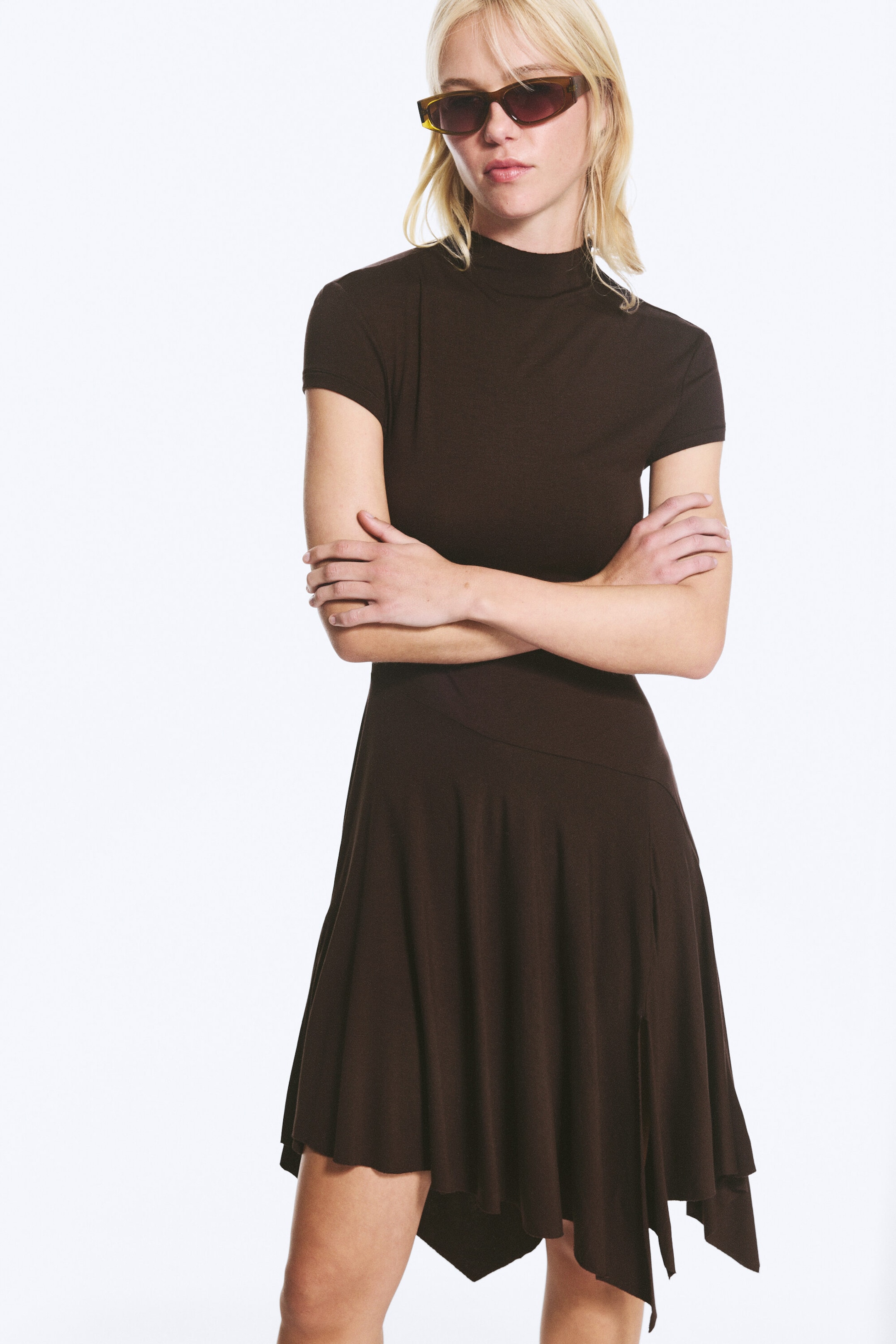 Dunkelbraun - Asymmetrisches Midikleid mit Stehkragen - 2