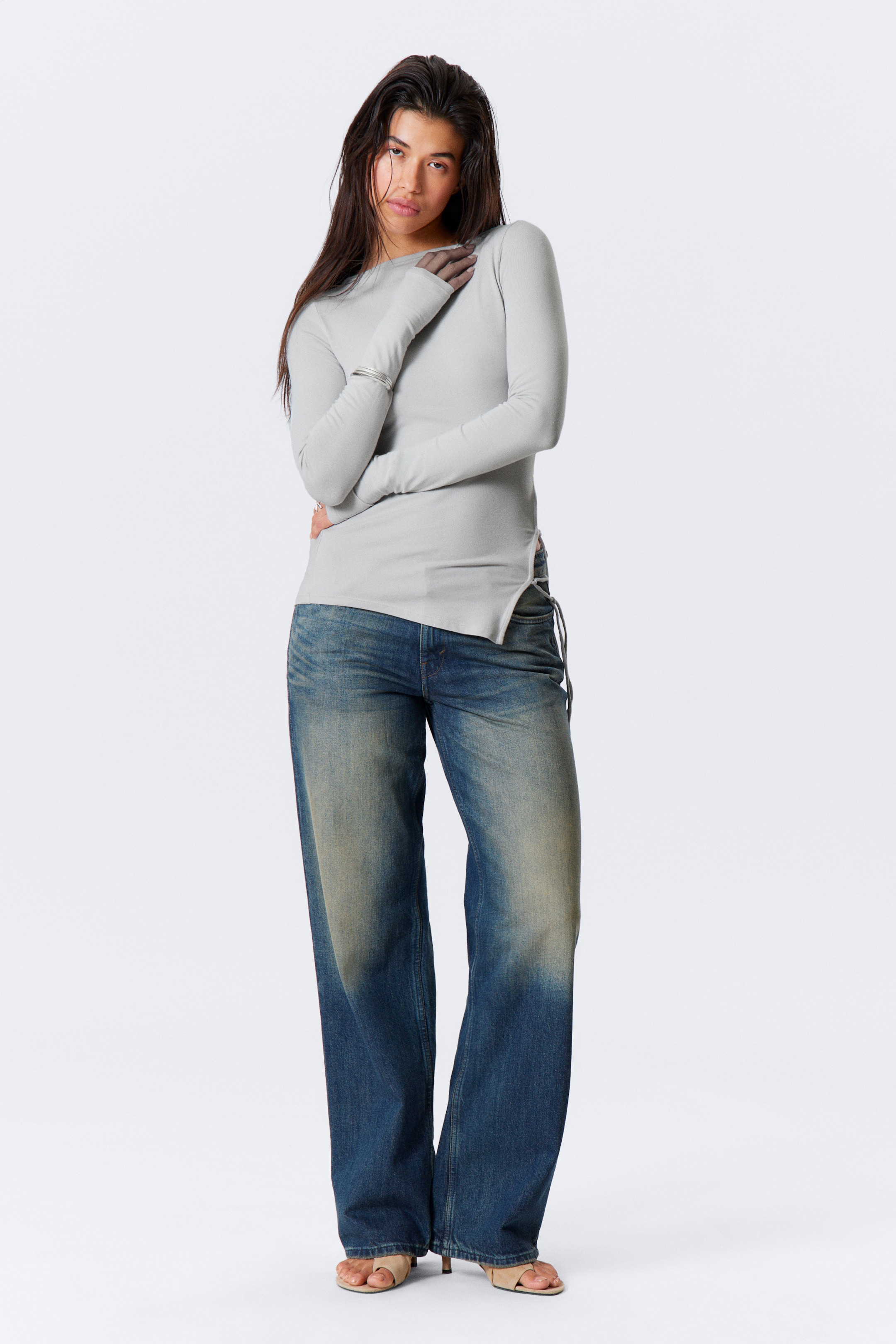 Grotere afbeelding bekijken: Asymmetric Long-Sleeved Cross Back Top - Lichtgrijs - DAMES | H&M BE 2