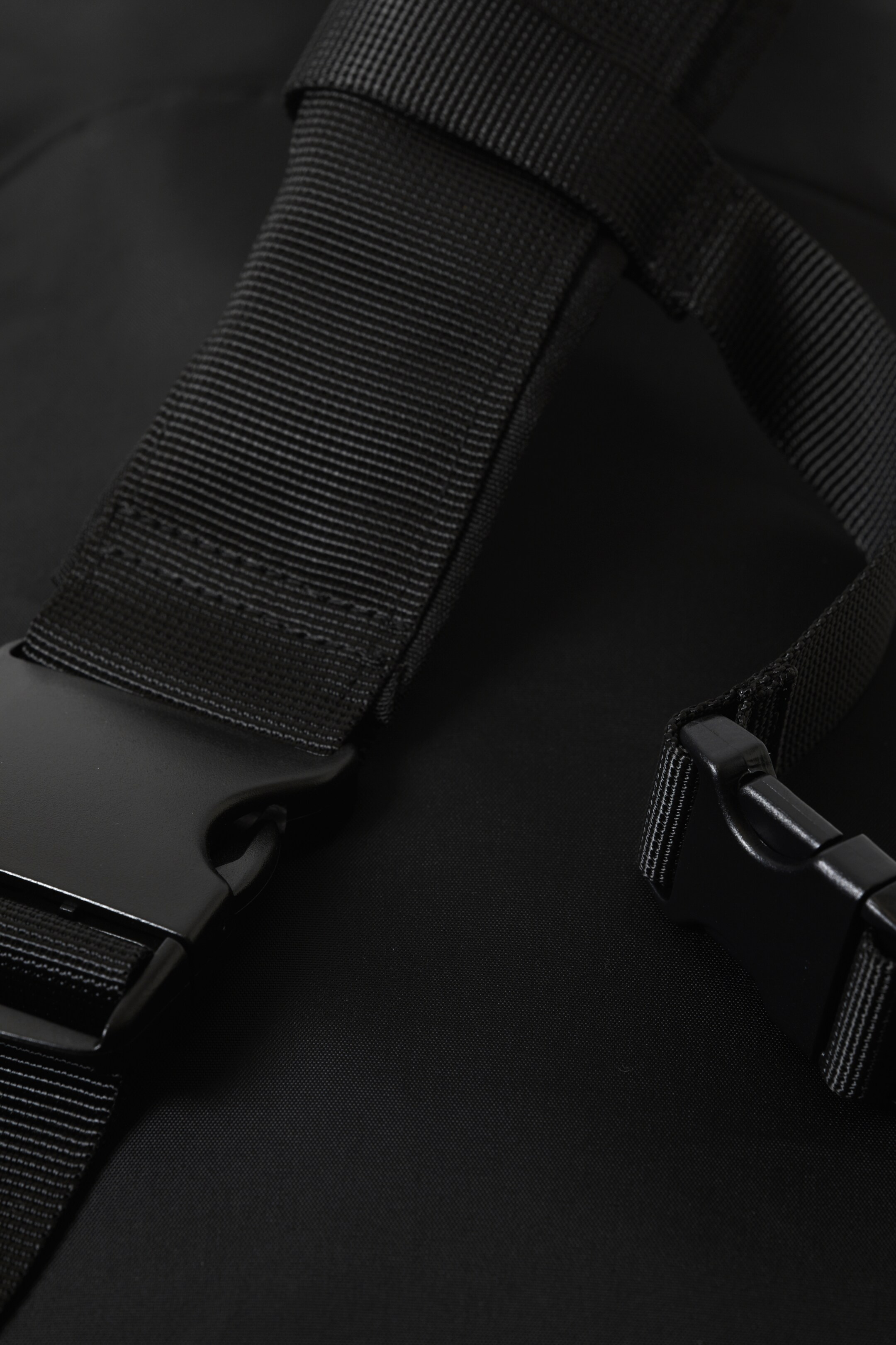 Zobacz większy obraz: Duży nylonowy plecak crossbody - Czarny - ON | H&M PL 4